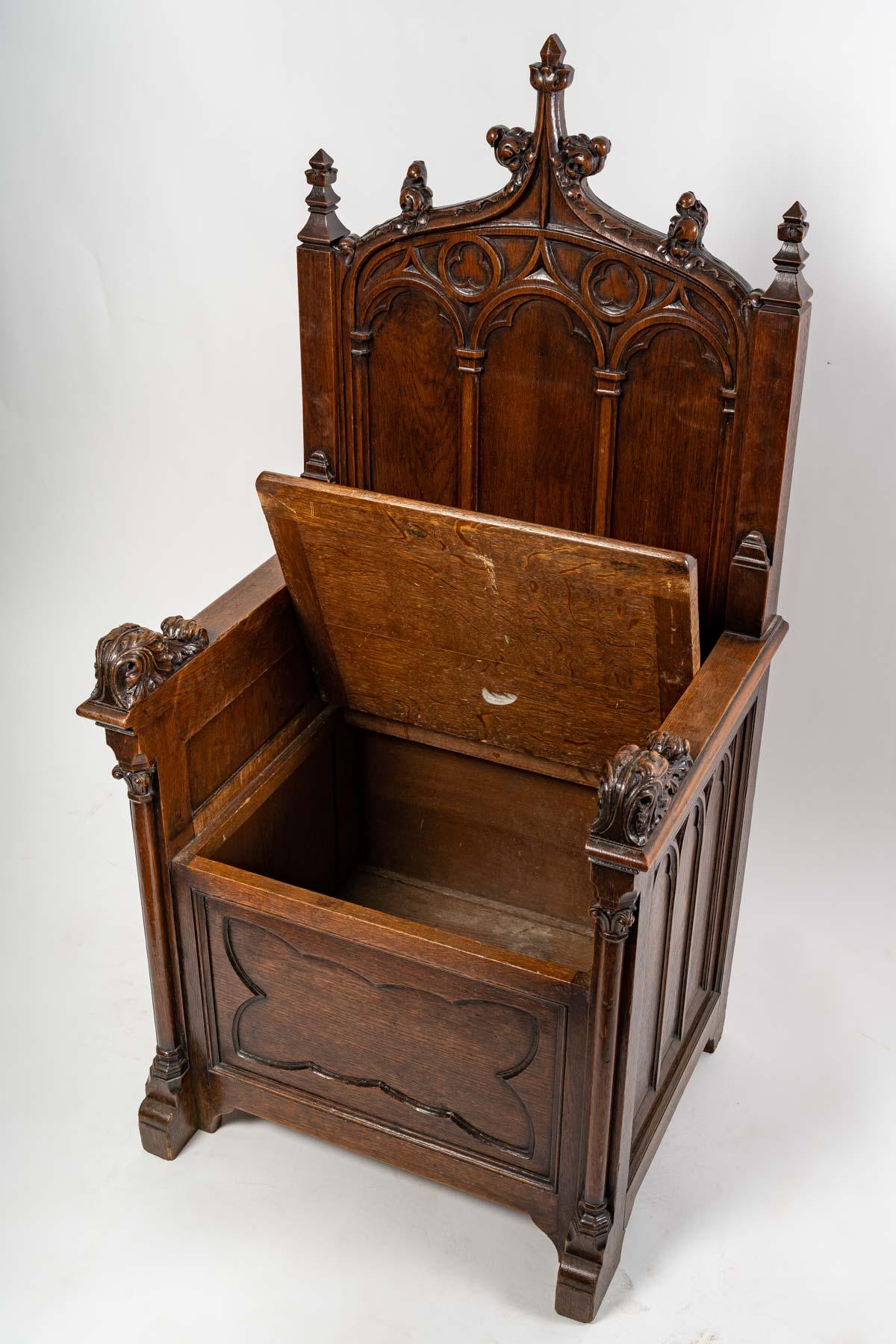 Walnut Neo-Gothic walnut armchair, 19th century For Sale