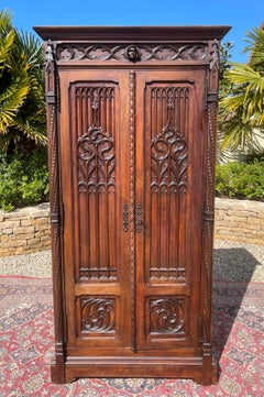 Neogotischer Kleiderschrank aus Nussbaumholz, 19. Jahrhundert
