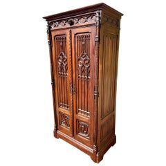 Neogotischer Kleiderschrank aus Nussbaumholz, 19. Jahrhundert