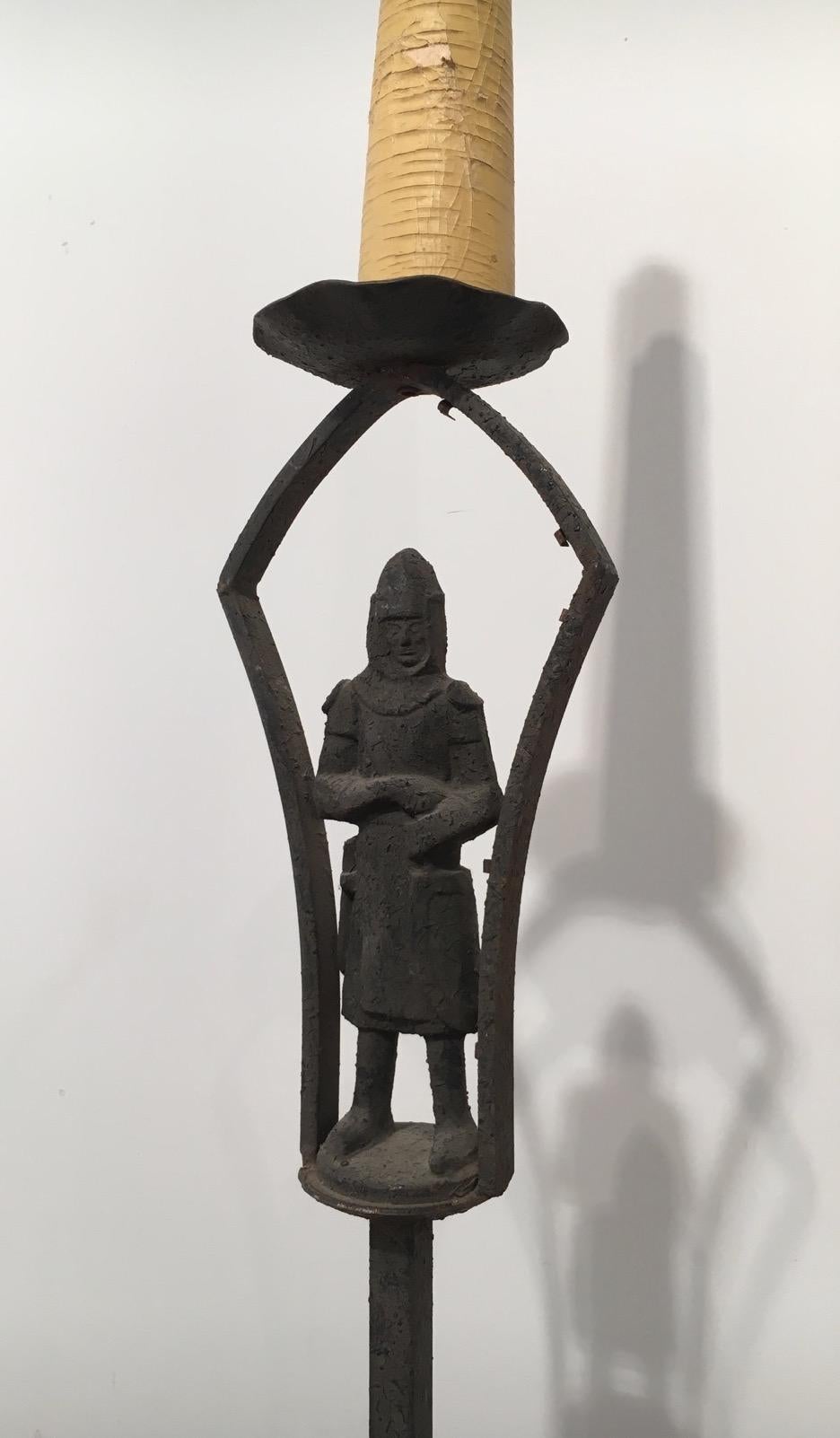 This Neo-Gothic floor lamp with soldier in armor is made of wrought iron. This is a French work, circa 1950.