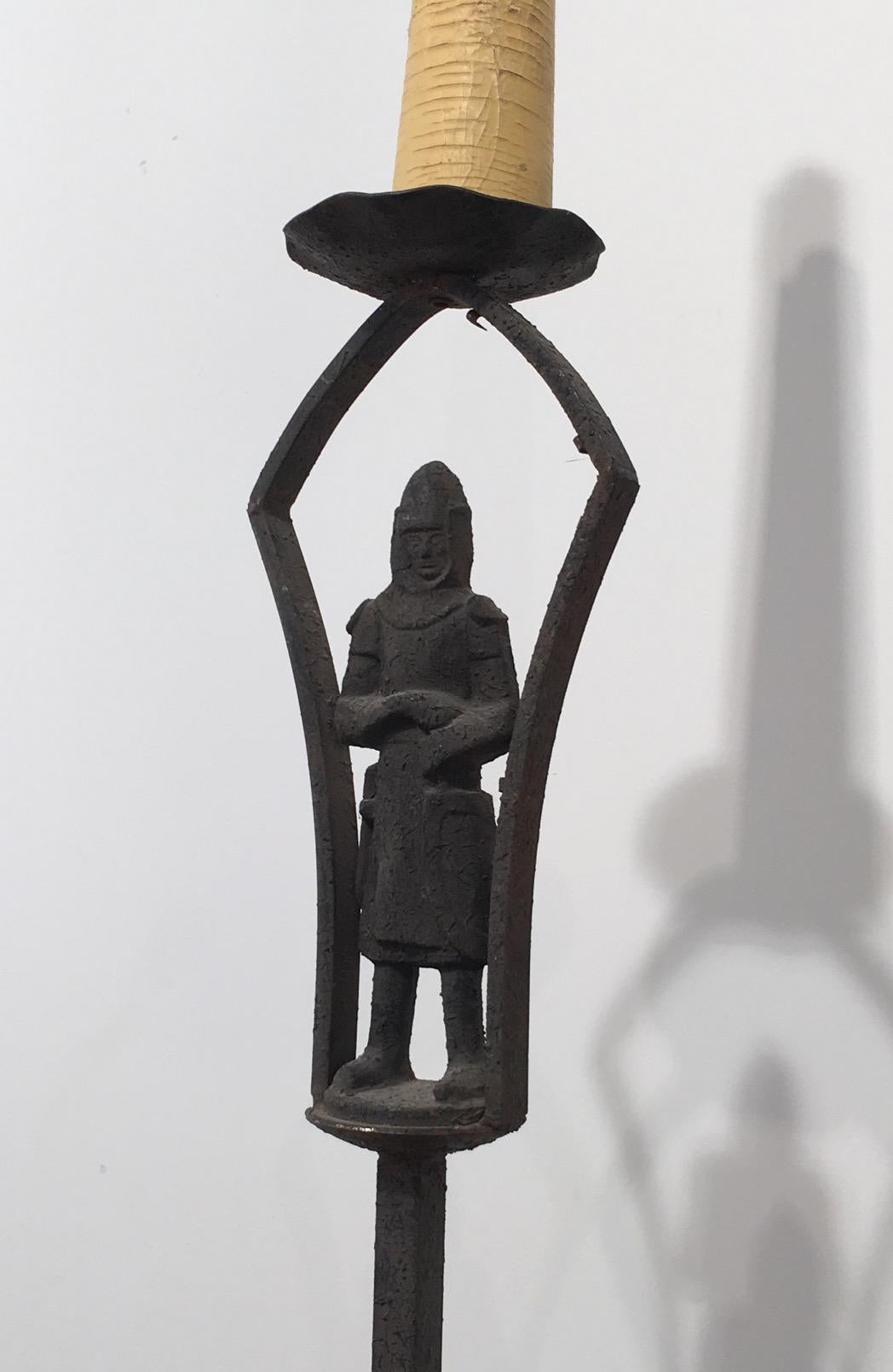 Neo-Gothic Wrought Iron Floor lamp with Soldier in Armor, French, circa 1950 In Good Condition In Marcq-en-Barœul, Hauts-de-France