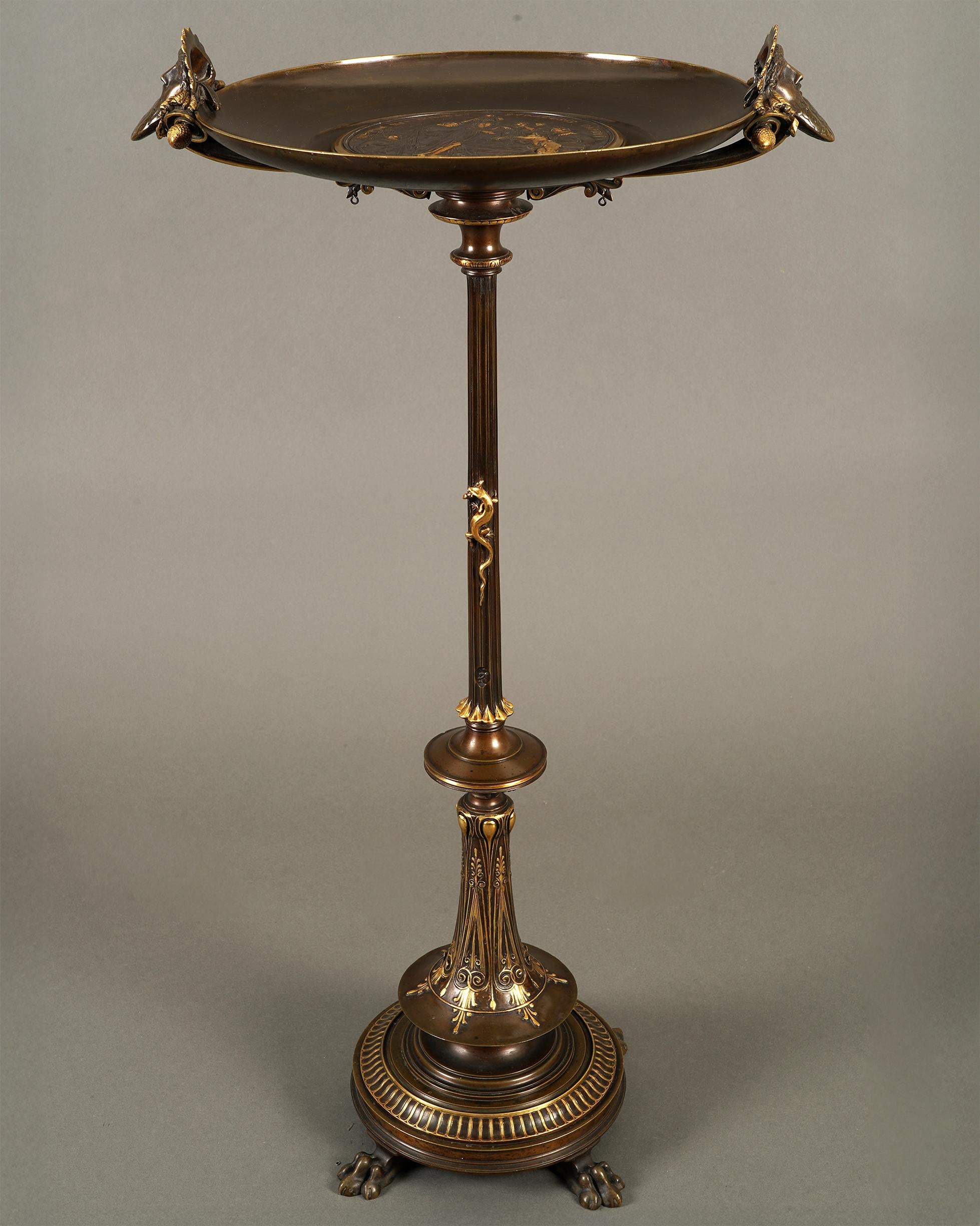 Unterzeichnet E. Picault, Expo des Bx arts, 1863
Das Wachsmodell dieses Medaillons wurde 1863 unter der Nummer 2524 im Salon der französischen Künstler in Paris ausgestellt.

Ein großes Guéridon im griechischen Stil aus patinierter Bronze, flankiert