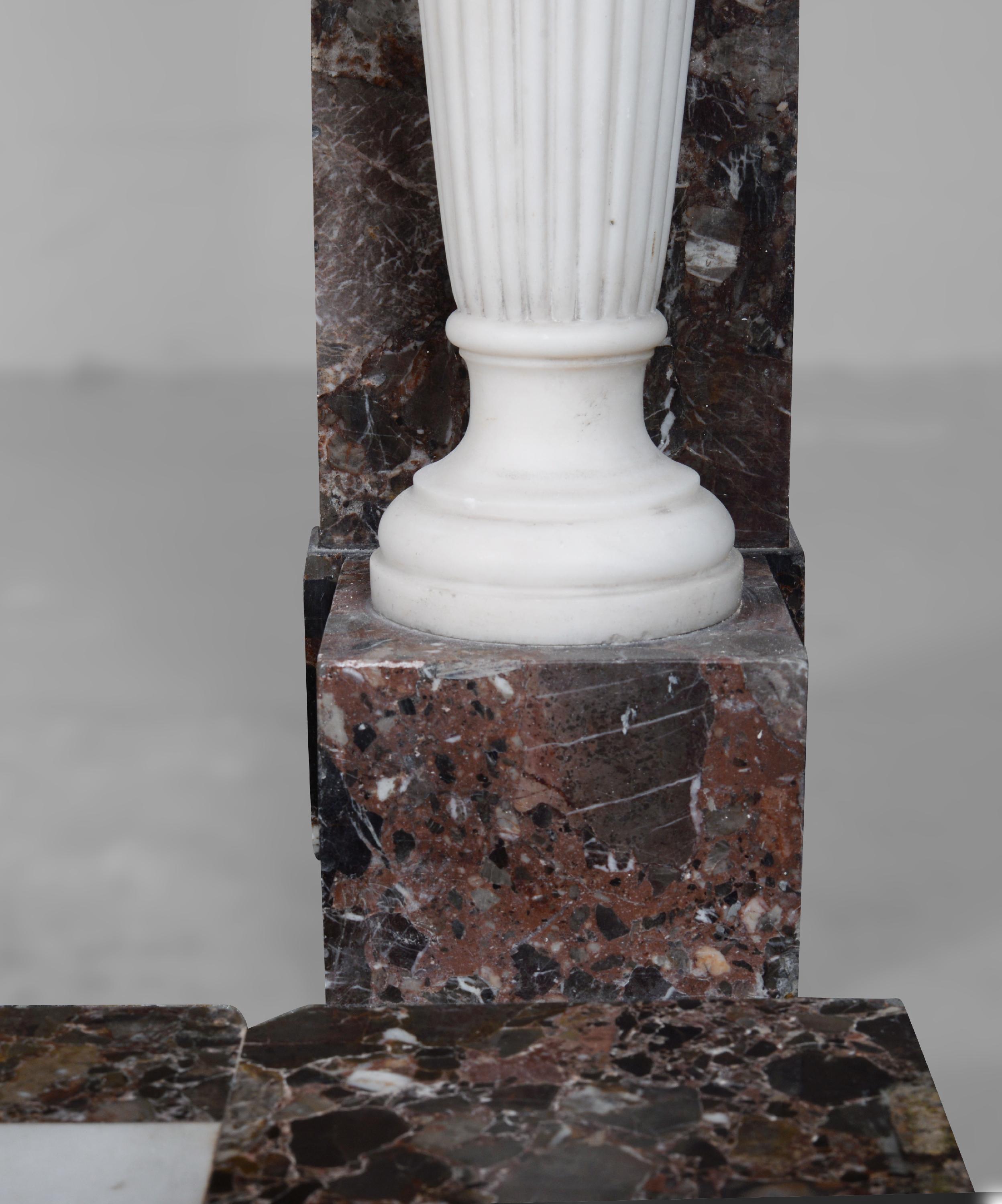 Kamin im Louis-XVI.-Stil aus imperator- und Statuenmarmor im Angebot 2