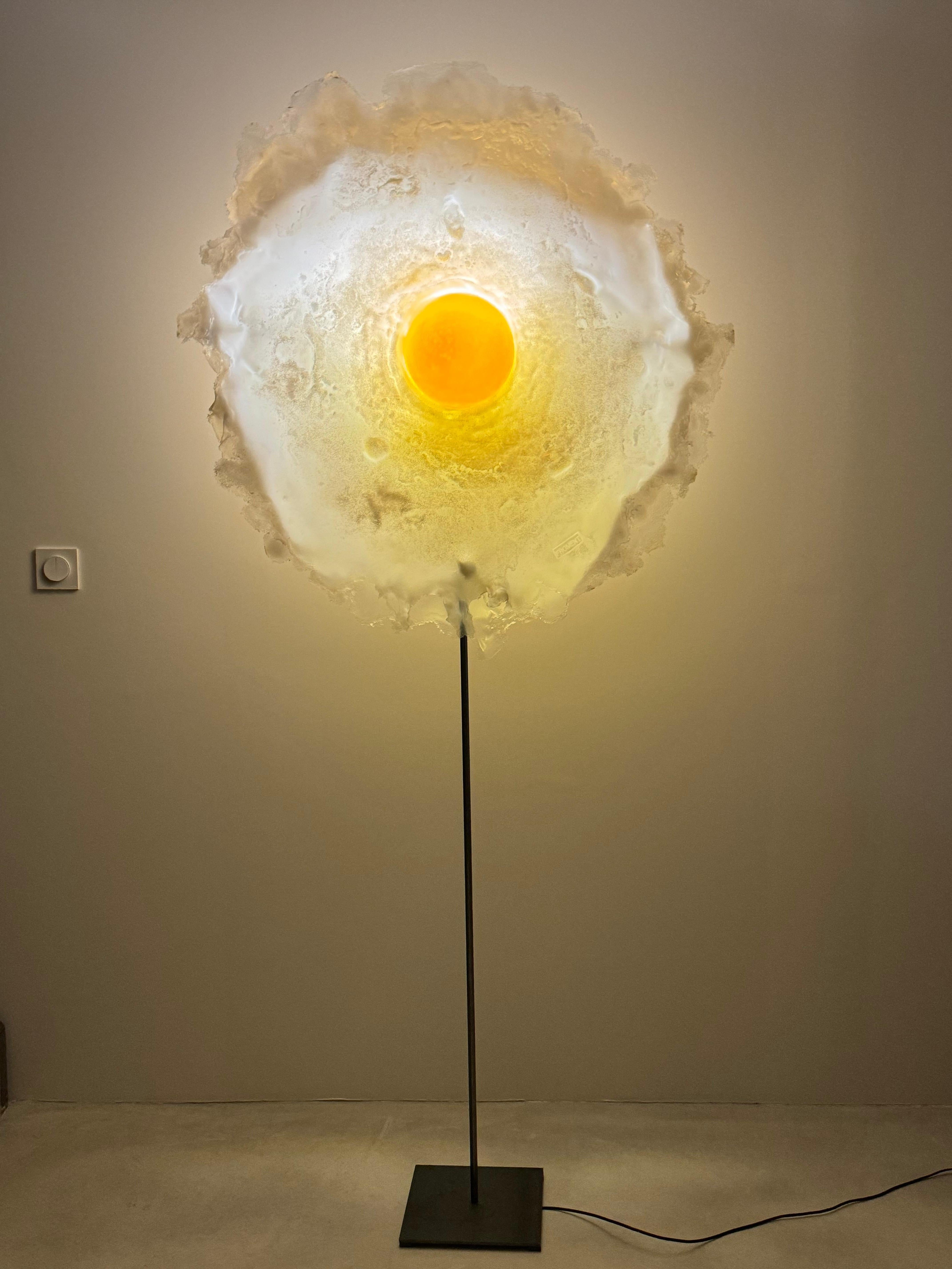 Sculpté à la main Sculpture lumineuse ou lampadaire Egg de l'artiste français Michel Froment, années 1990 en vente