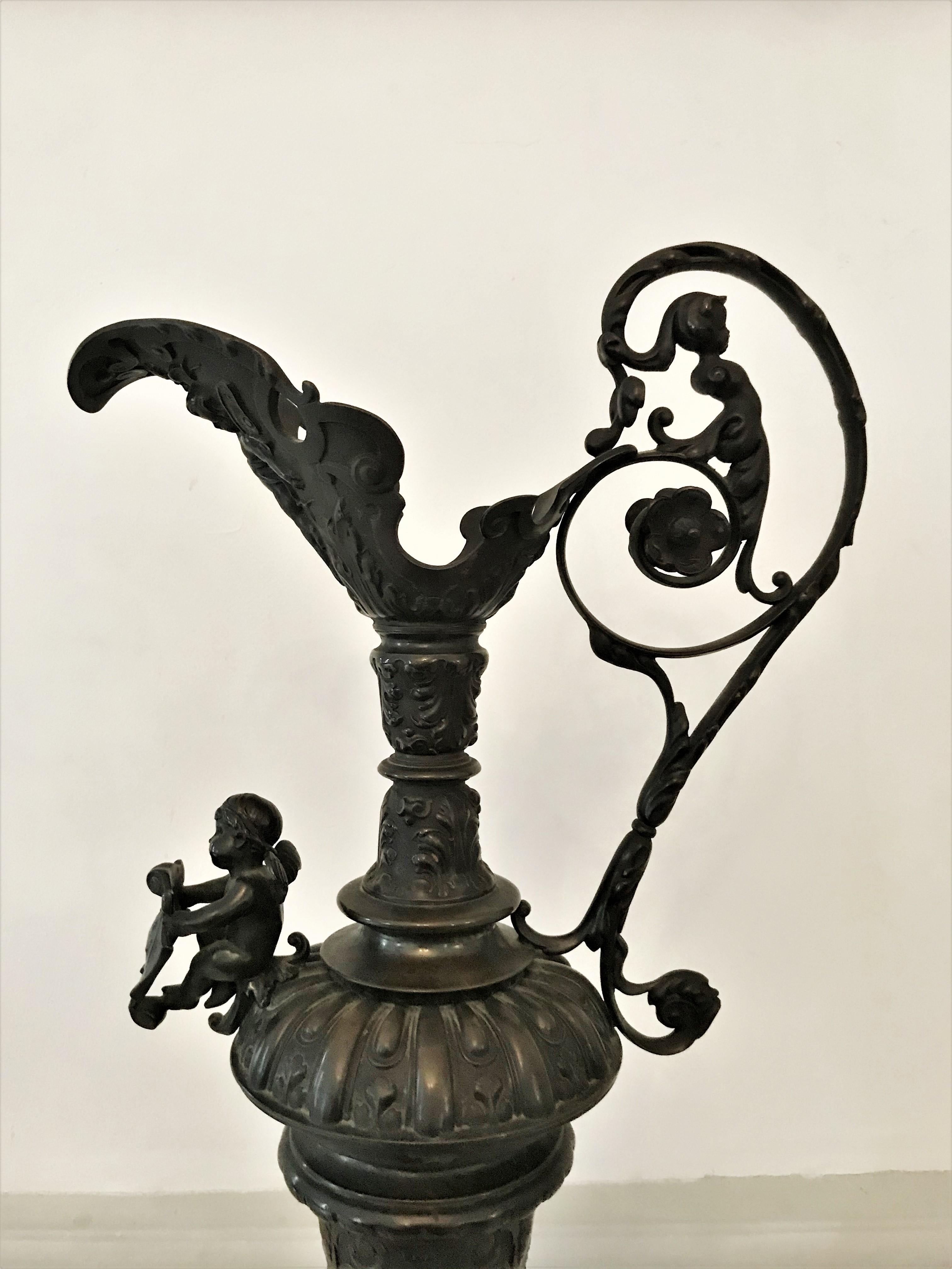 Large neo-renaissance ewer in cast and chased bronze with angels. Beautiful, elegant and voluptuous forms. The body of the ewer is decorated with scrolls and leaves. The handle inside which rests a caryatid 