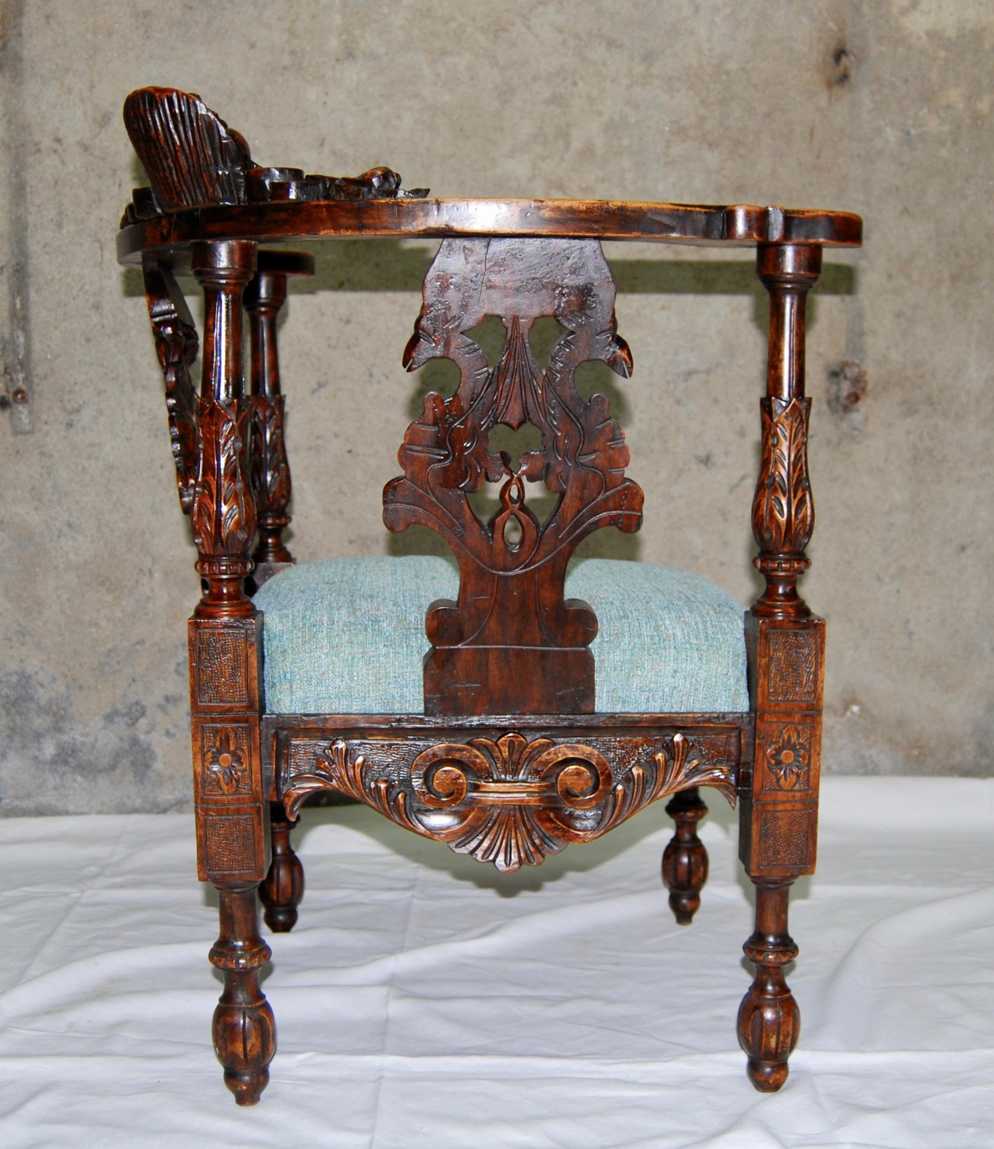 Neo-Renaissance Armchair in Carved Walnut In Good Condition In CHINON, FR