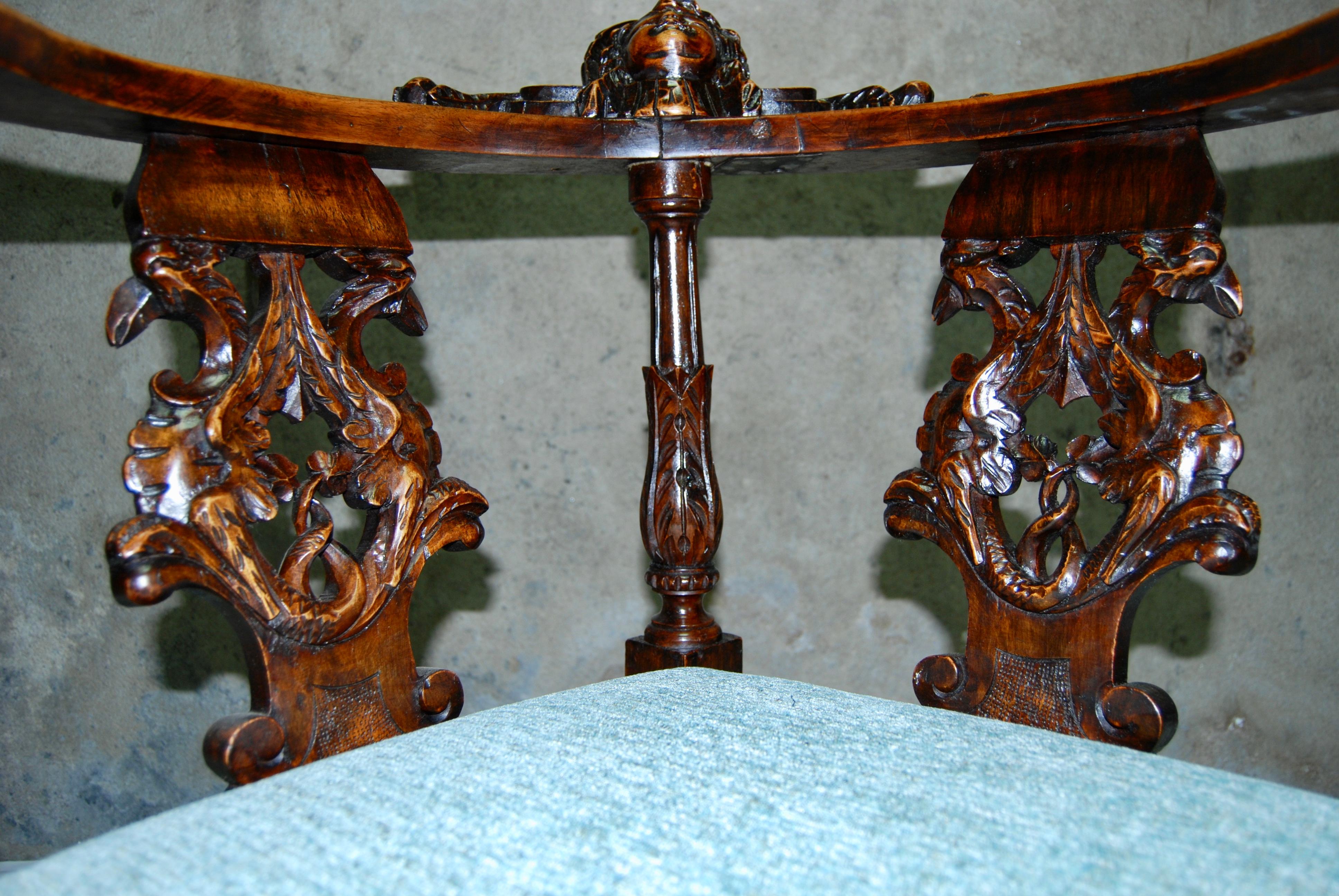 Neo-Renaissance Armchair in Carved Walnut 2