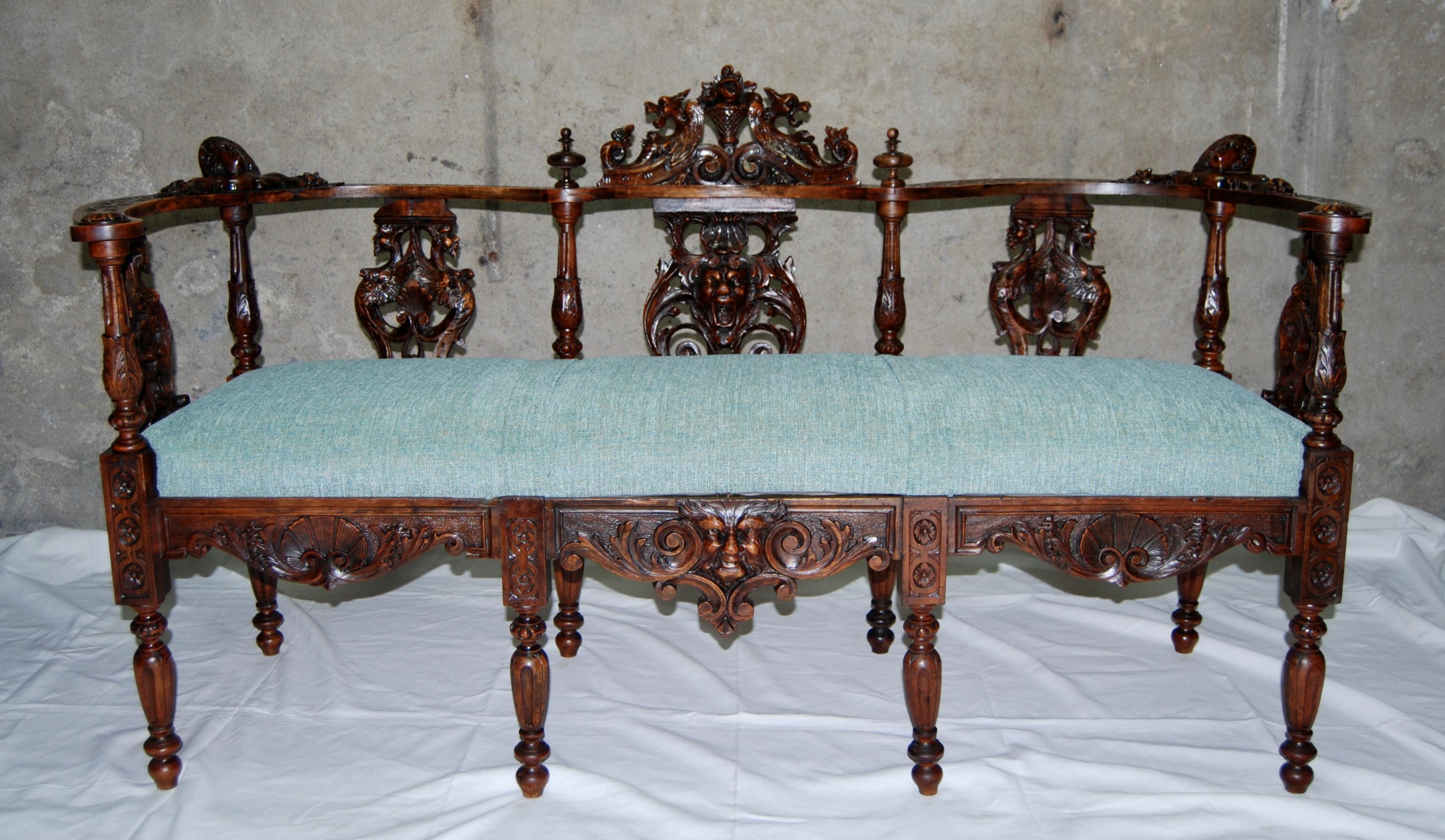 A rare and extraordinary neo-renaissance banquette in hand-carved walnut
Dating back to the 1850s, this magnificent sofa is richly decorated with flowers, leaves, shells, griffins and chimeras which are enhanced by the rich patina that has