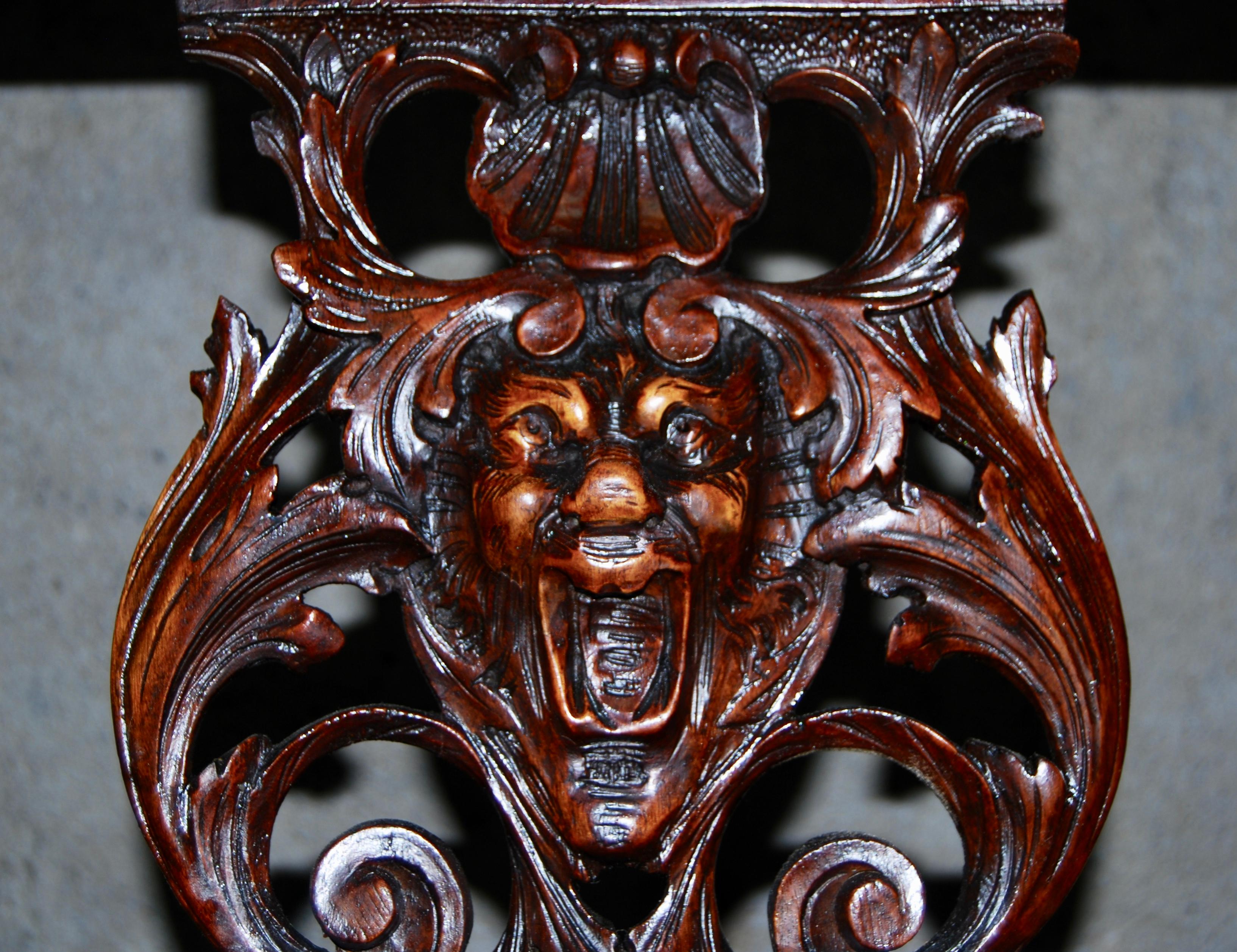 Neo-Renaissance Banquette in Carved Walnut In Good Condition In CHINON, FR