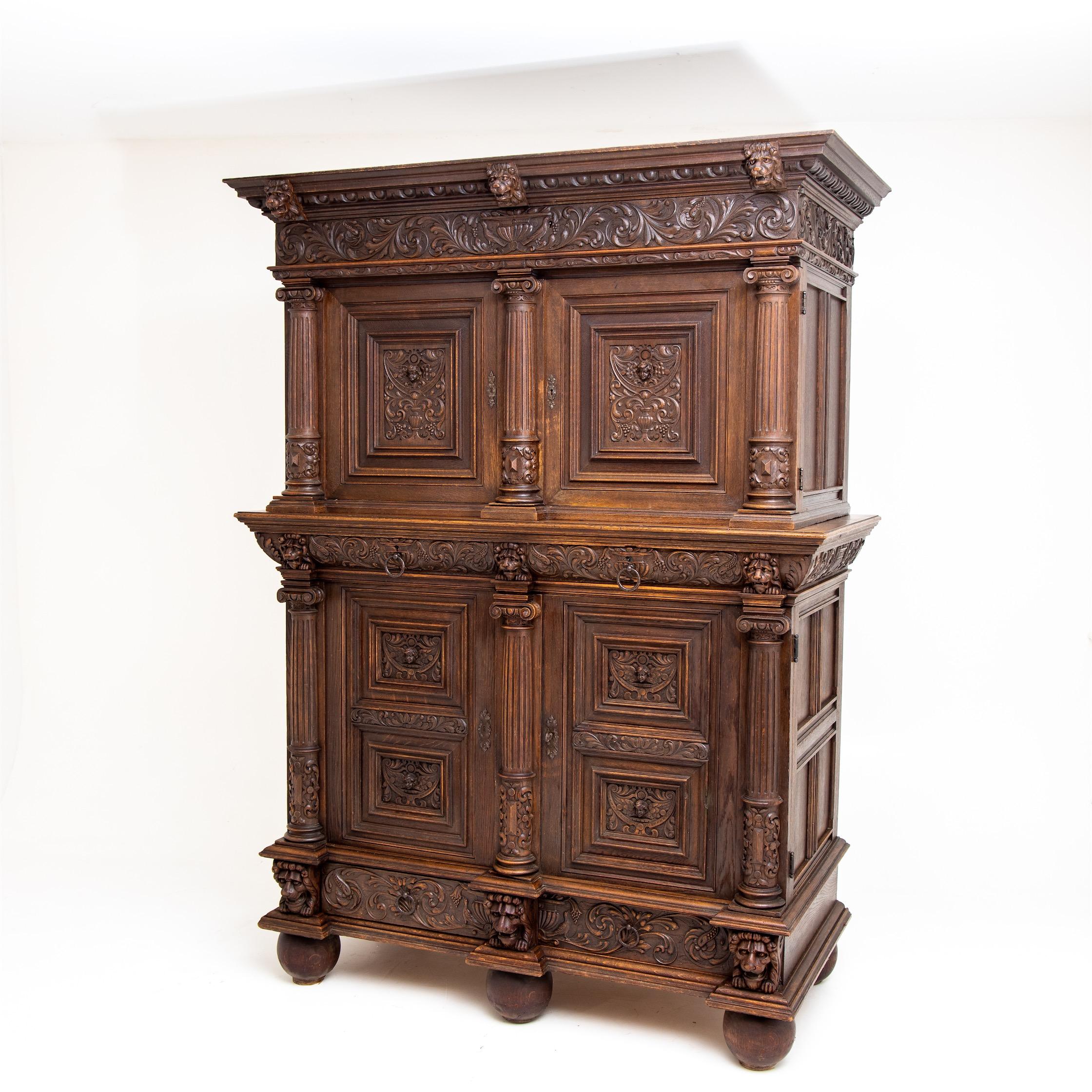 Armadio a quattro ante in stile rinascimentale su piedi a sfera con mascaroni a testa di leone e semicolonne con capitelli a voluta. Le ante con pannelli e decorazioni a vite sono separate da una cornice con due cassetti.
