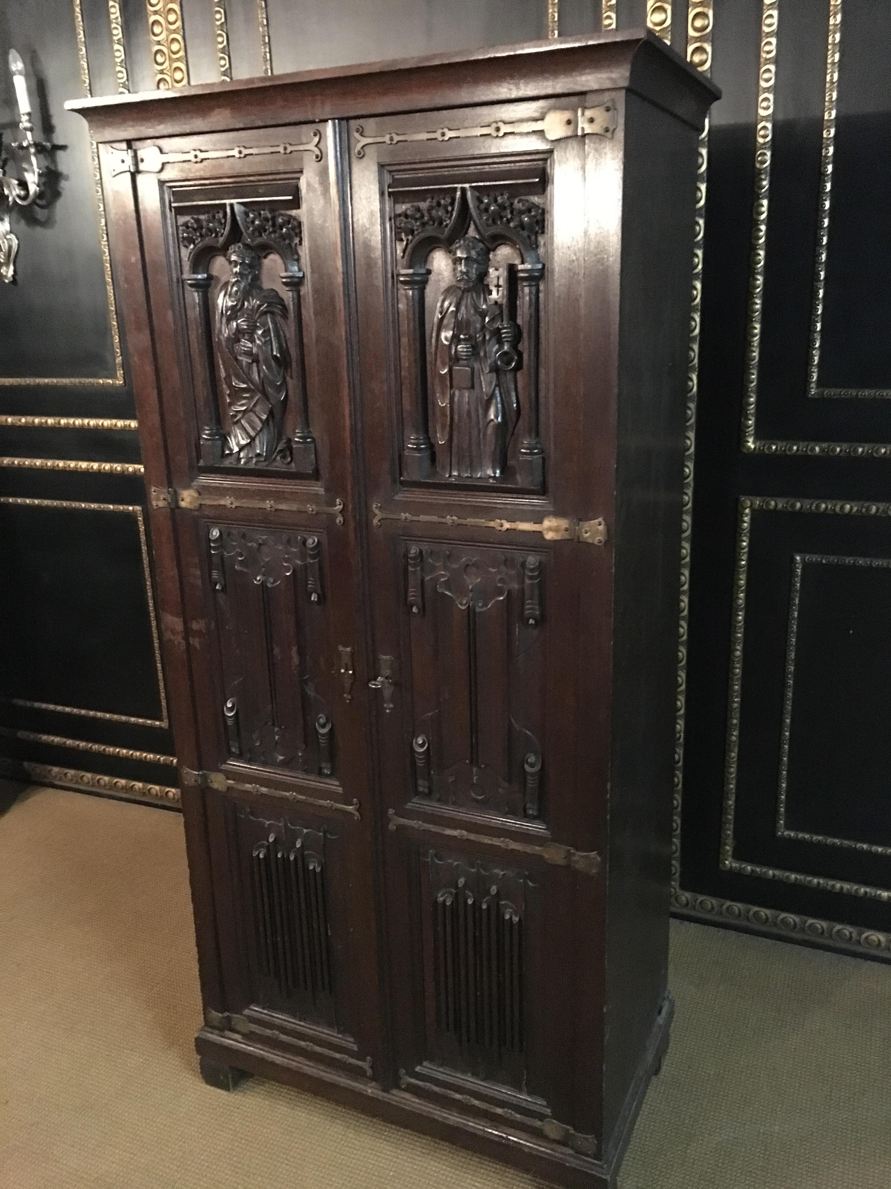 Renaissance Revival Antique Neo Renaissance shelve / Cabinet with Carved Figures, 1850-1860 oak For Sale