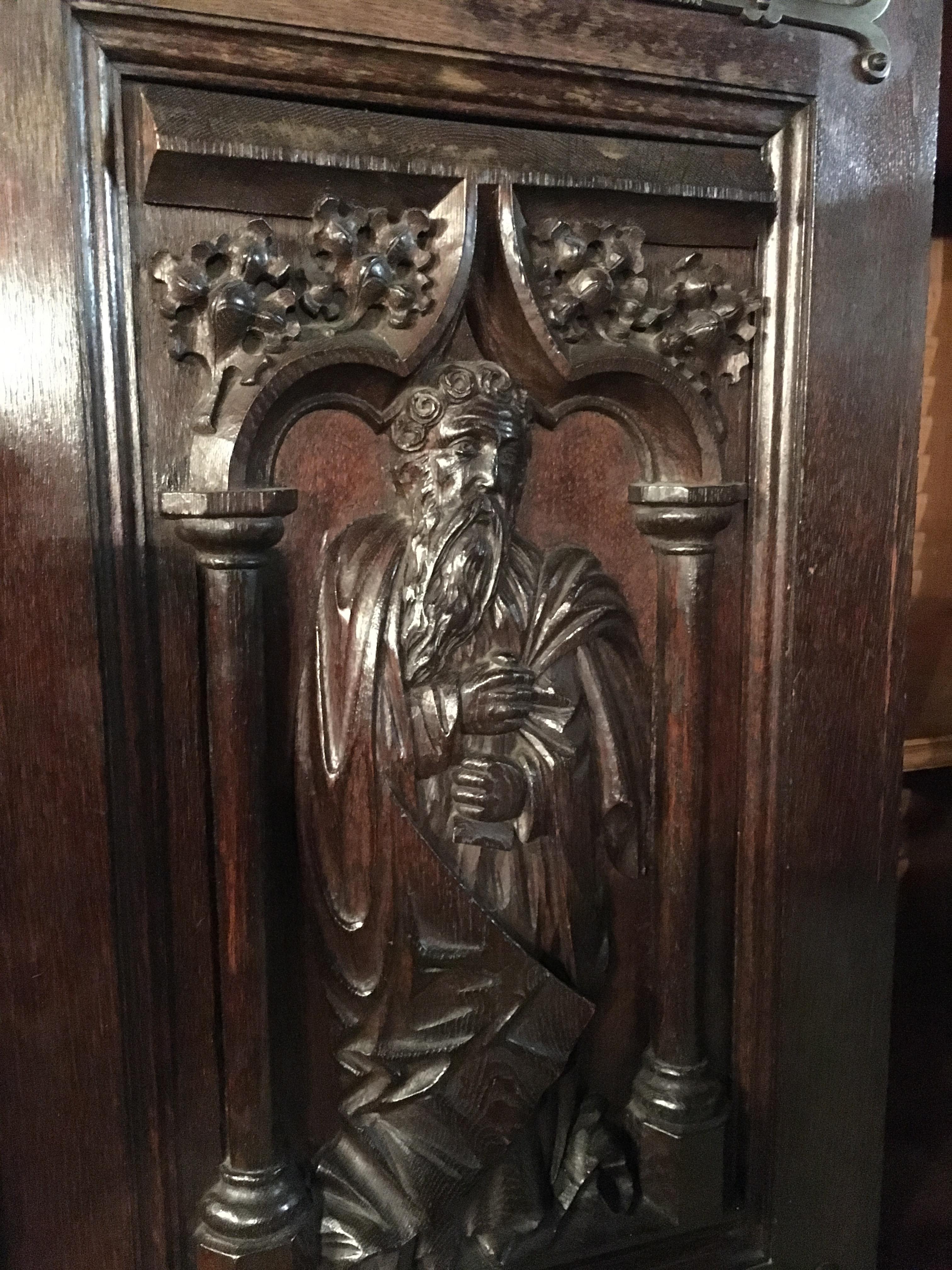 Hand-Carved Antique Neo Renaissance shelve / Cabinet with Carved Figures, 1850-1860 oak For Sale