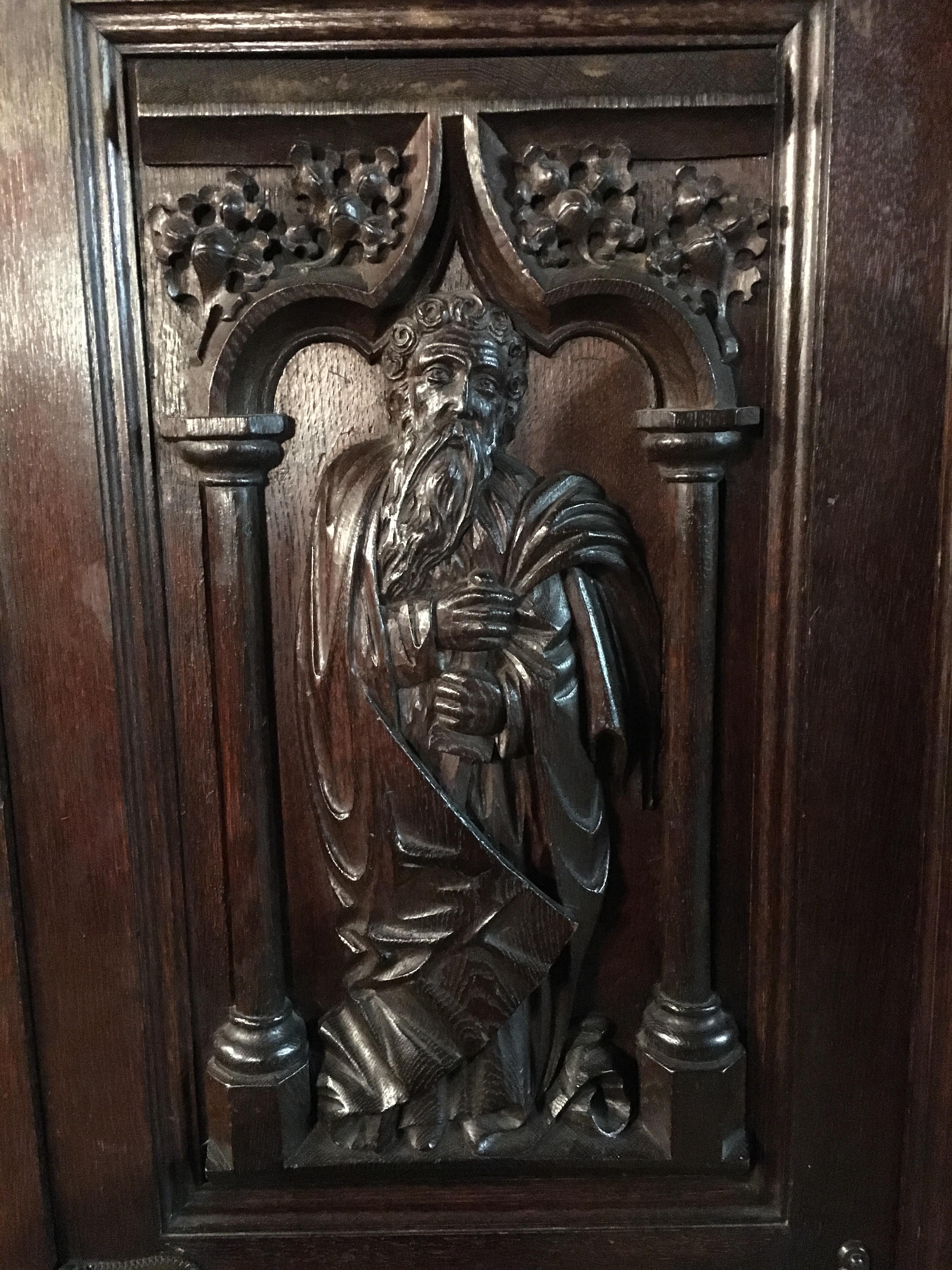 Antique Neo Renaissance shelve / Cabinet with Carved Figures, 1850-1860 oak In Good Condition For Sale In Berlin, DE
