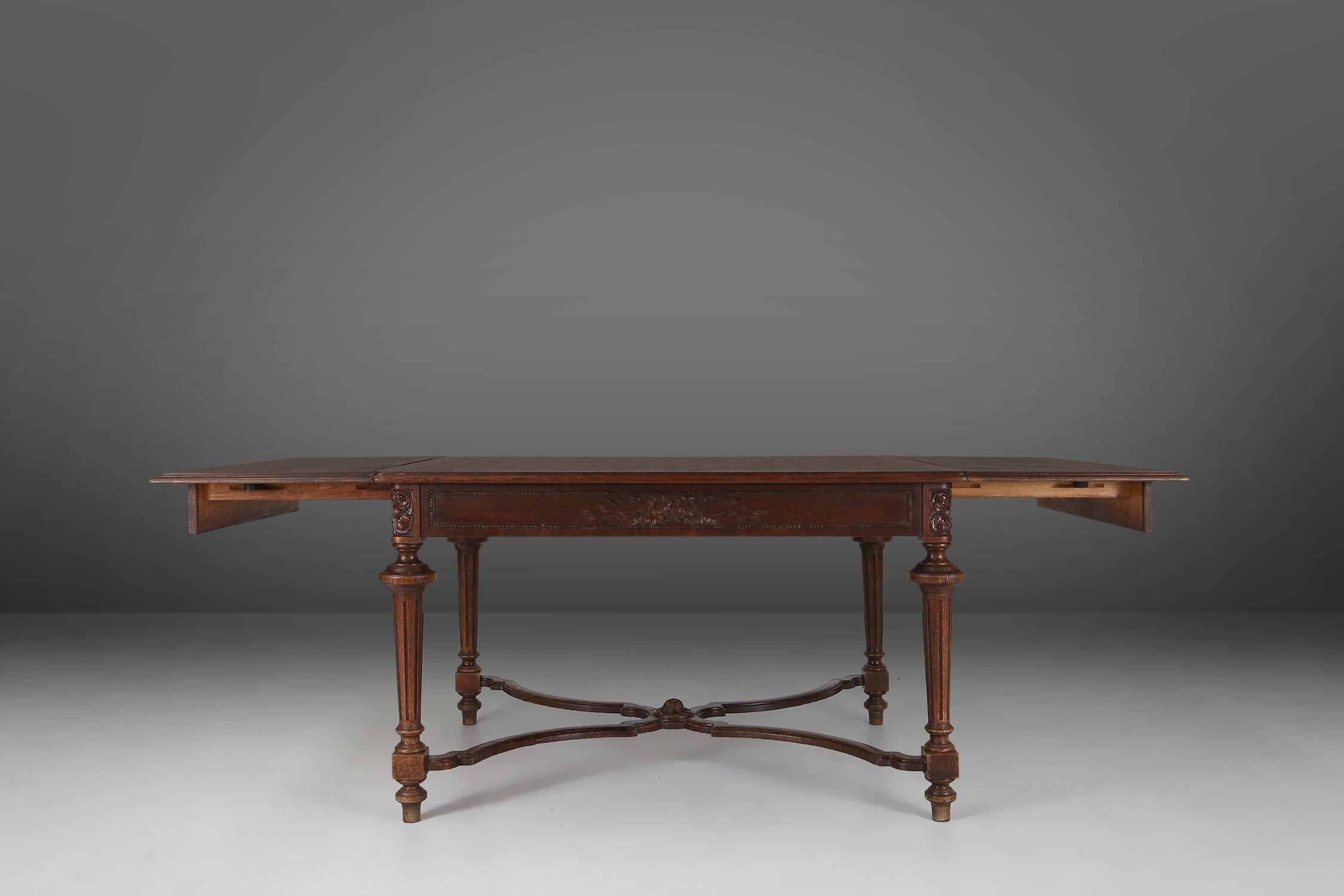 Neo Renaissance extendable dining room table with rich decoration, France, 1900 For Sale 5