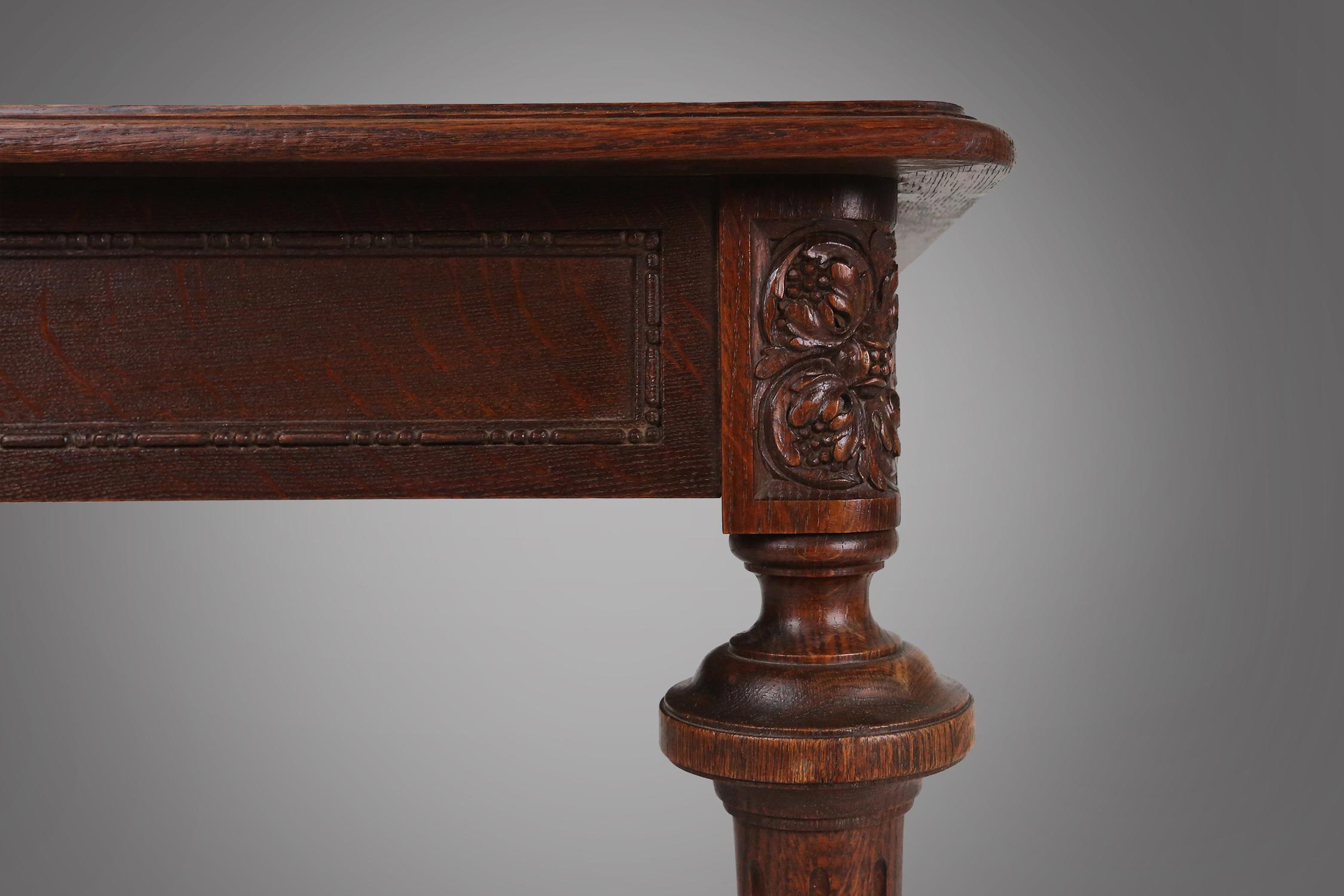 Ausziehbarer Esszimmertisch der Neorenaissance mit reicher Dekoration, Frankreich, 1900 (Holz) im Angebot
