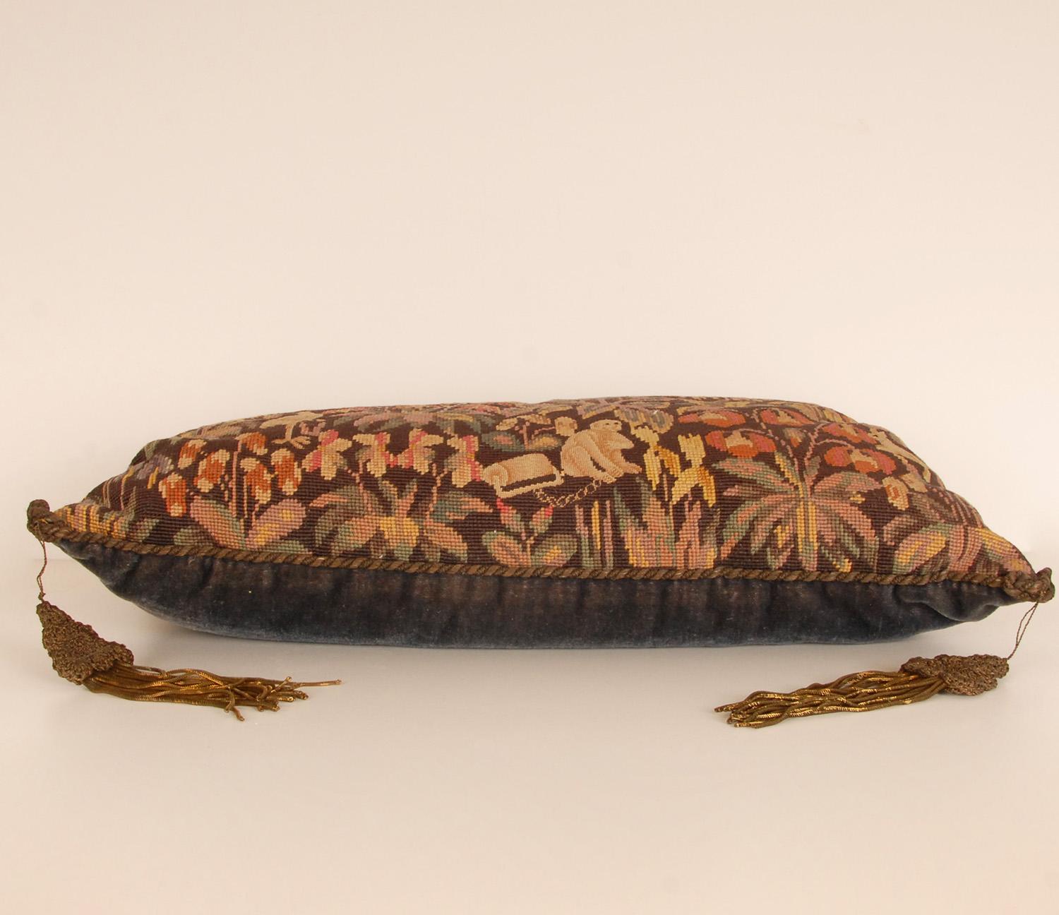 Cuscino ad arazzo neo-rinascimentale fiammingo a punta d'ago Millefleurs animali in vendita 4