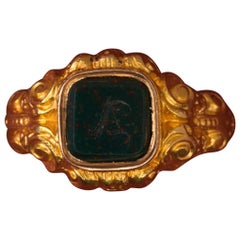 Bague sigillaire 'A' néo-renaissance en or et pierre sanguine avec compartiment secret