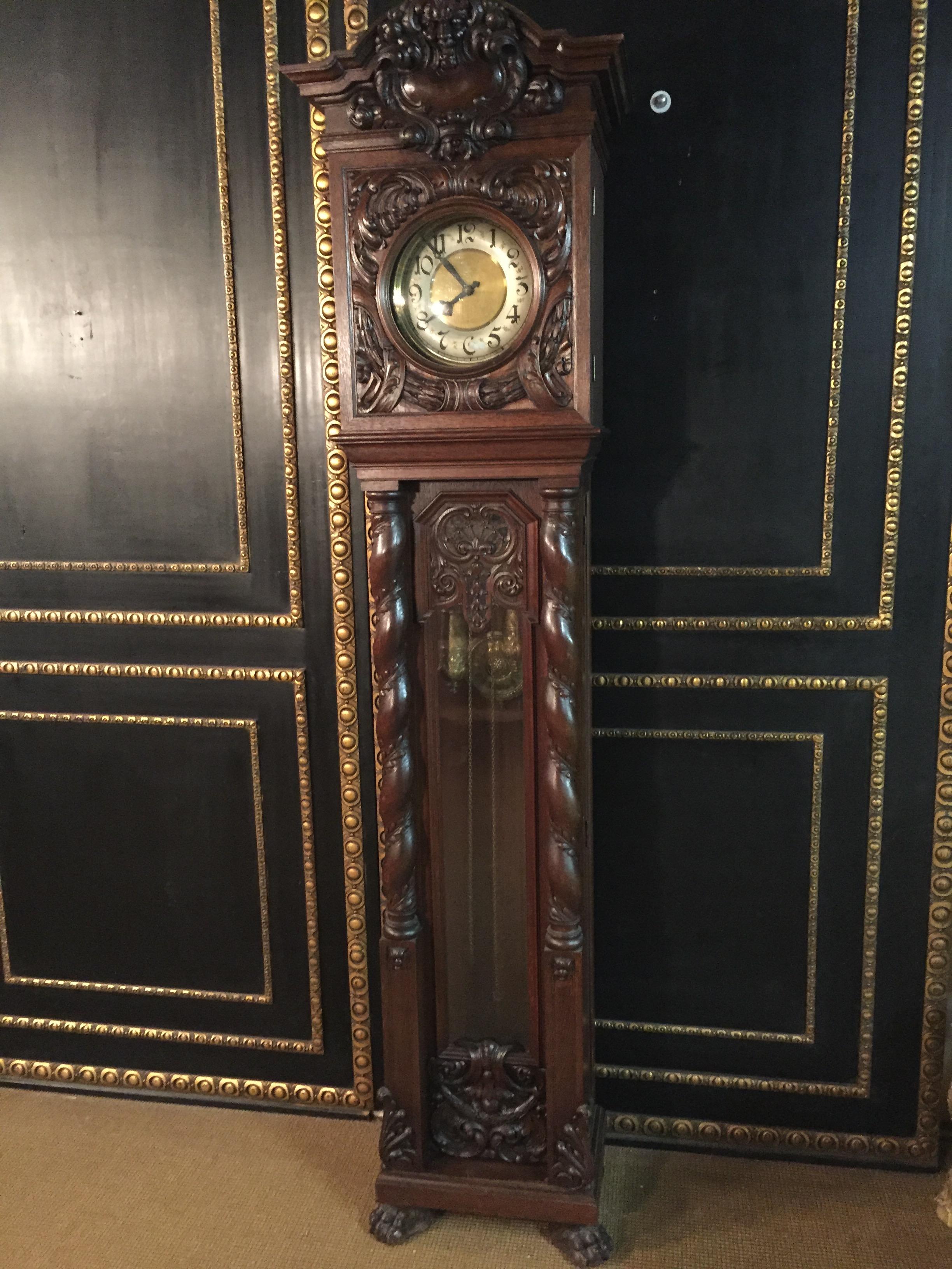 Fully carved grandfather clock, circa 1870.
In the front a glass door framed by 2 twisted columns.
On the side are glass doors.
2 weights with 1 pendulum.