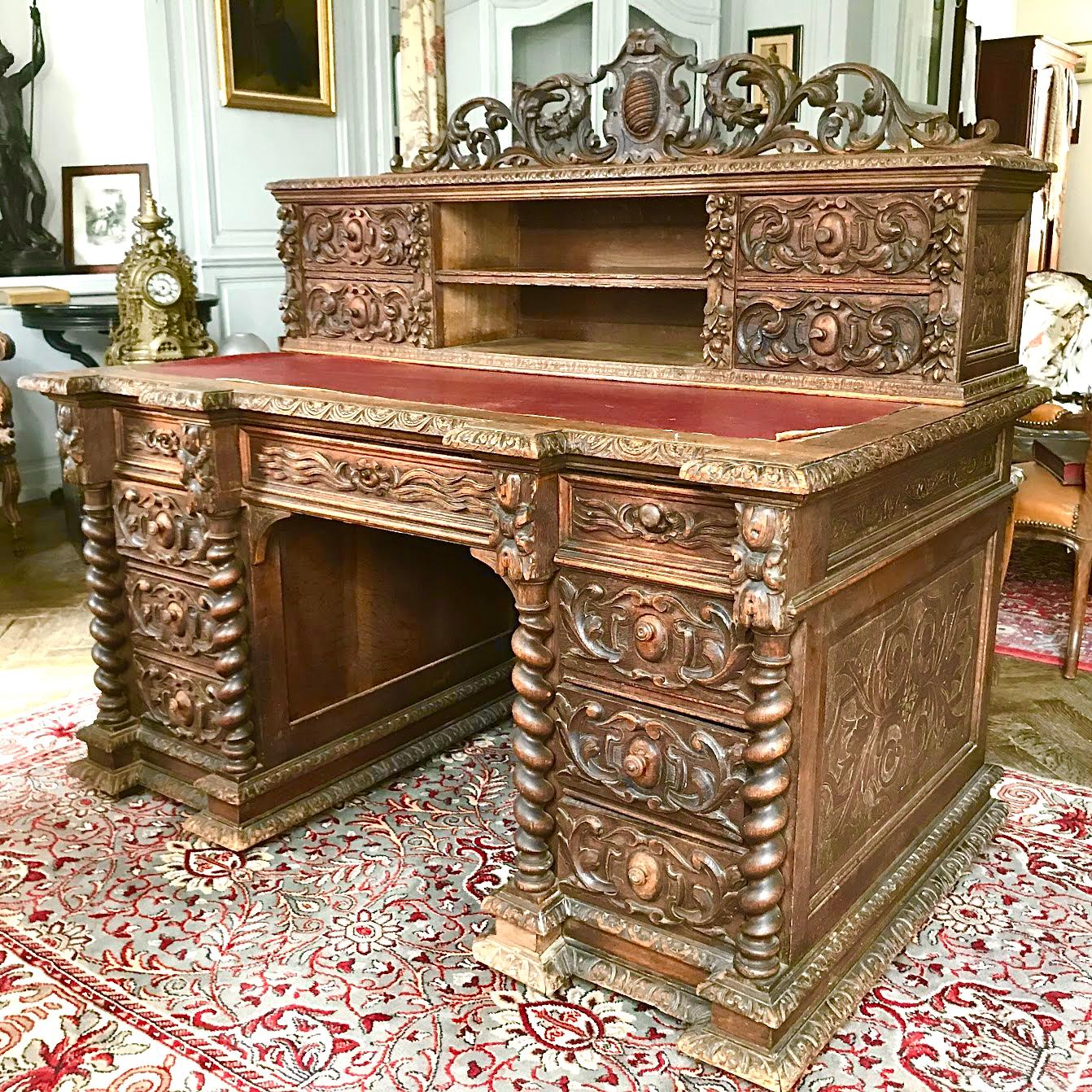 Important neo renaissance oak desk from the second half of the 19th century. The lower part, alternating with twisted columns reminiscent of the Louis XIII style, is entirely hand carved and has three drawers on each box and three drawers in the