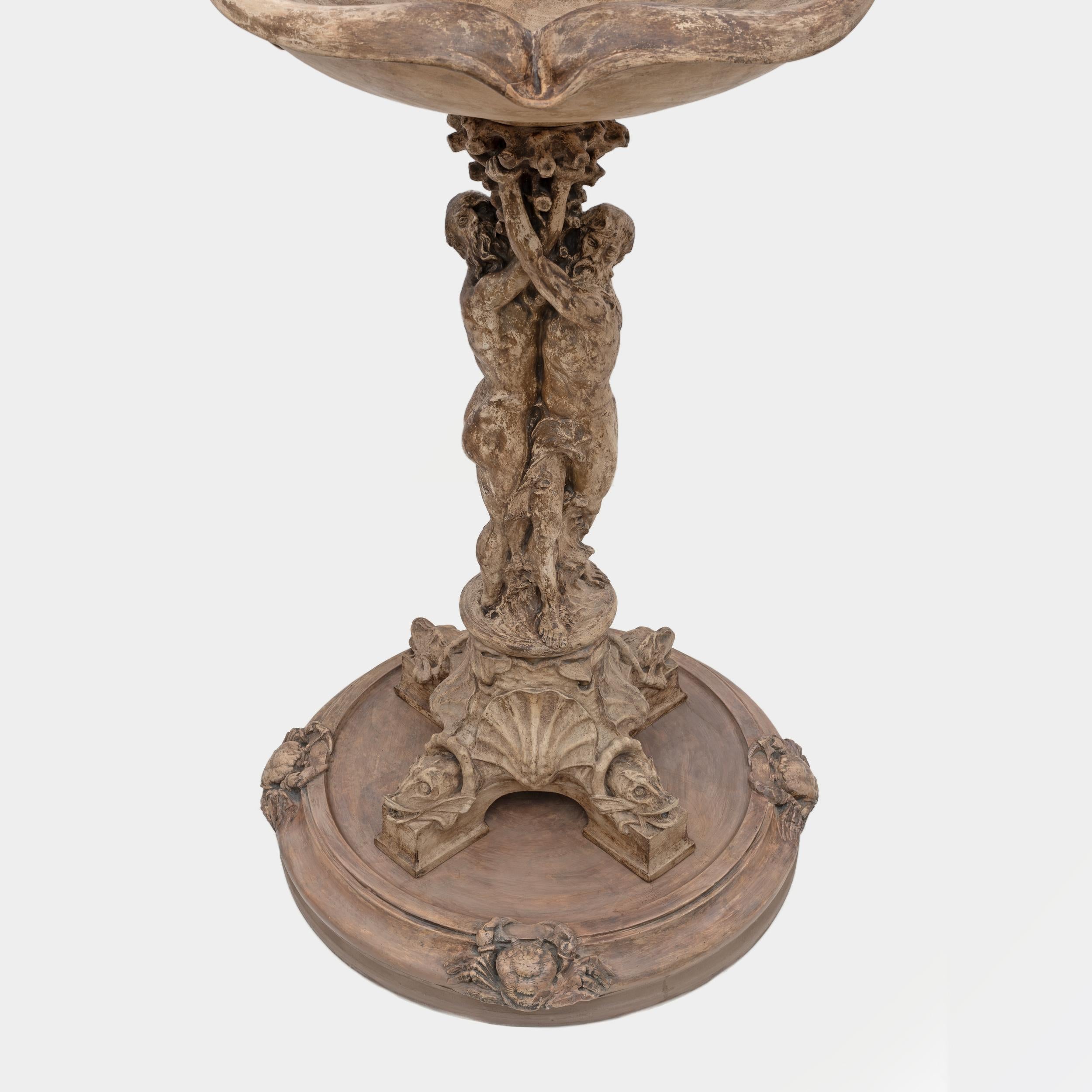 Una fantasiosa fontana in terracotta italiana dell'inizio del XIX secolo proveniente dalla Toscana. In stile neo-rinascimentale, come mostrato nella foto, sono incise le iniziali dell'artista I B. La fontana poggia su una solida base circolare che