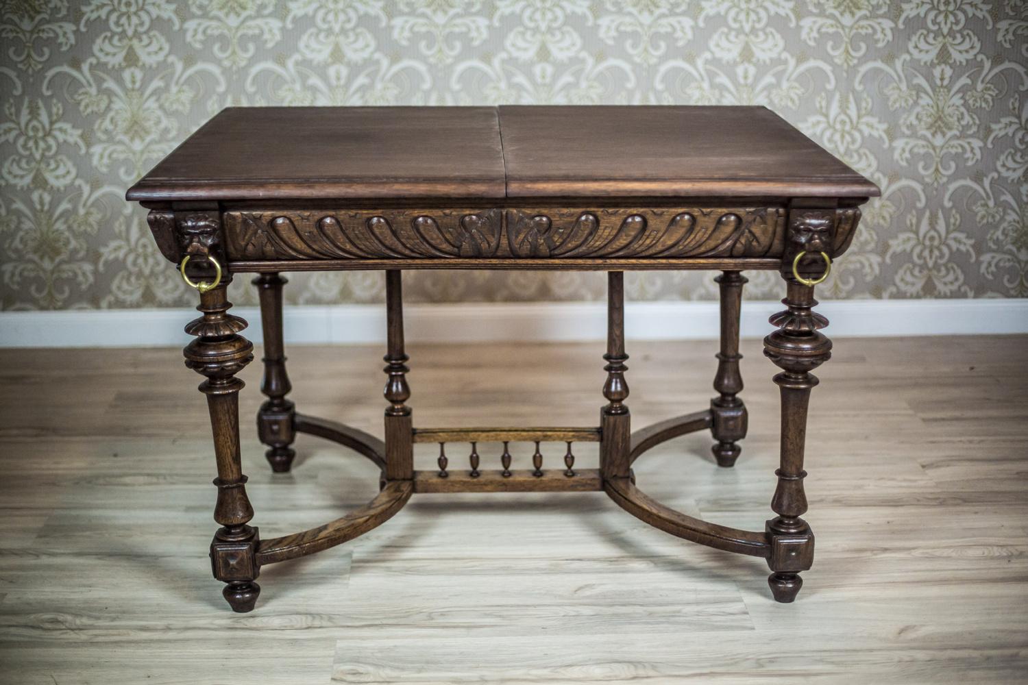 We present you this oak table, circa third quarter of the 19th century, in the Neo-Renaissance style.
The whole is supported on four turned legs, which are connected with stretchers in the shape of two semicircles with two balusters, connected with