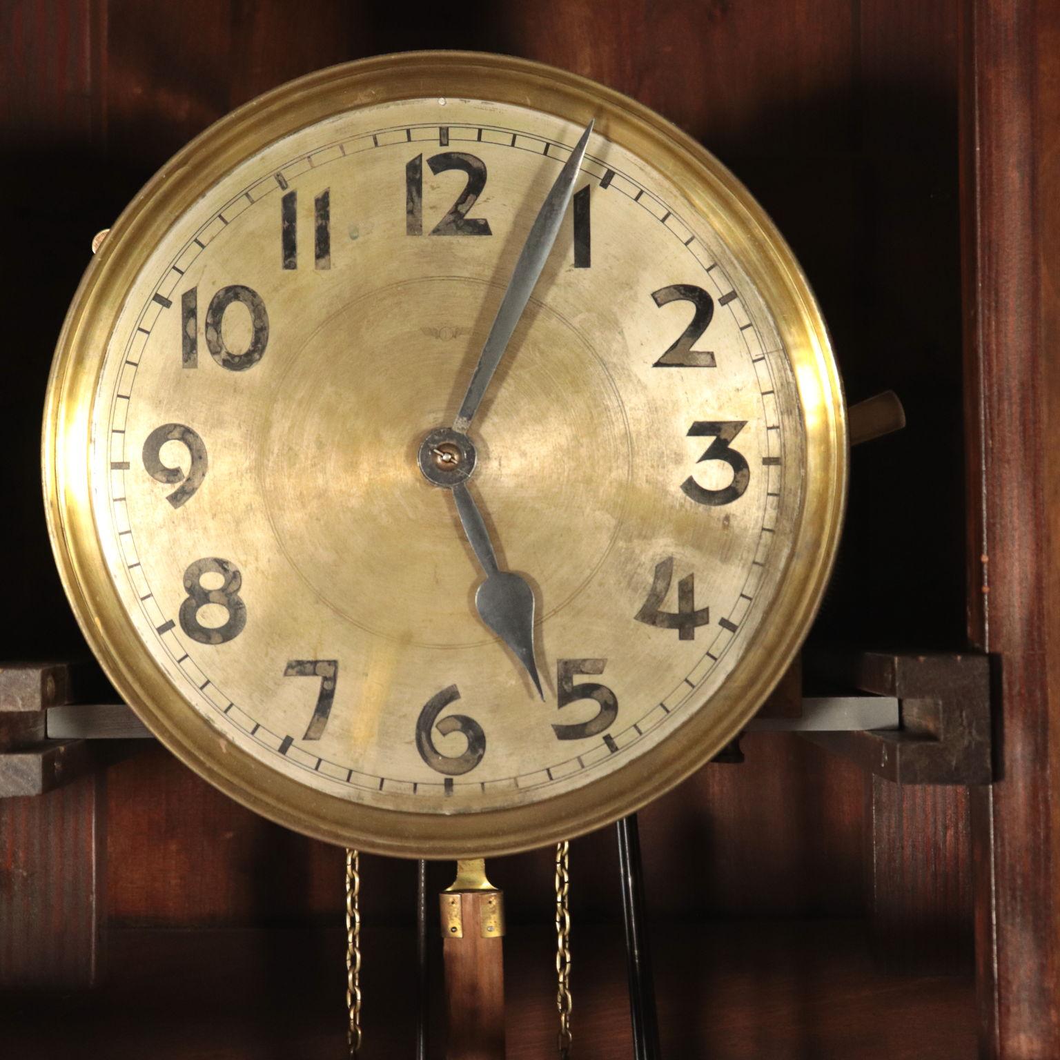 picture of pendulum clock