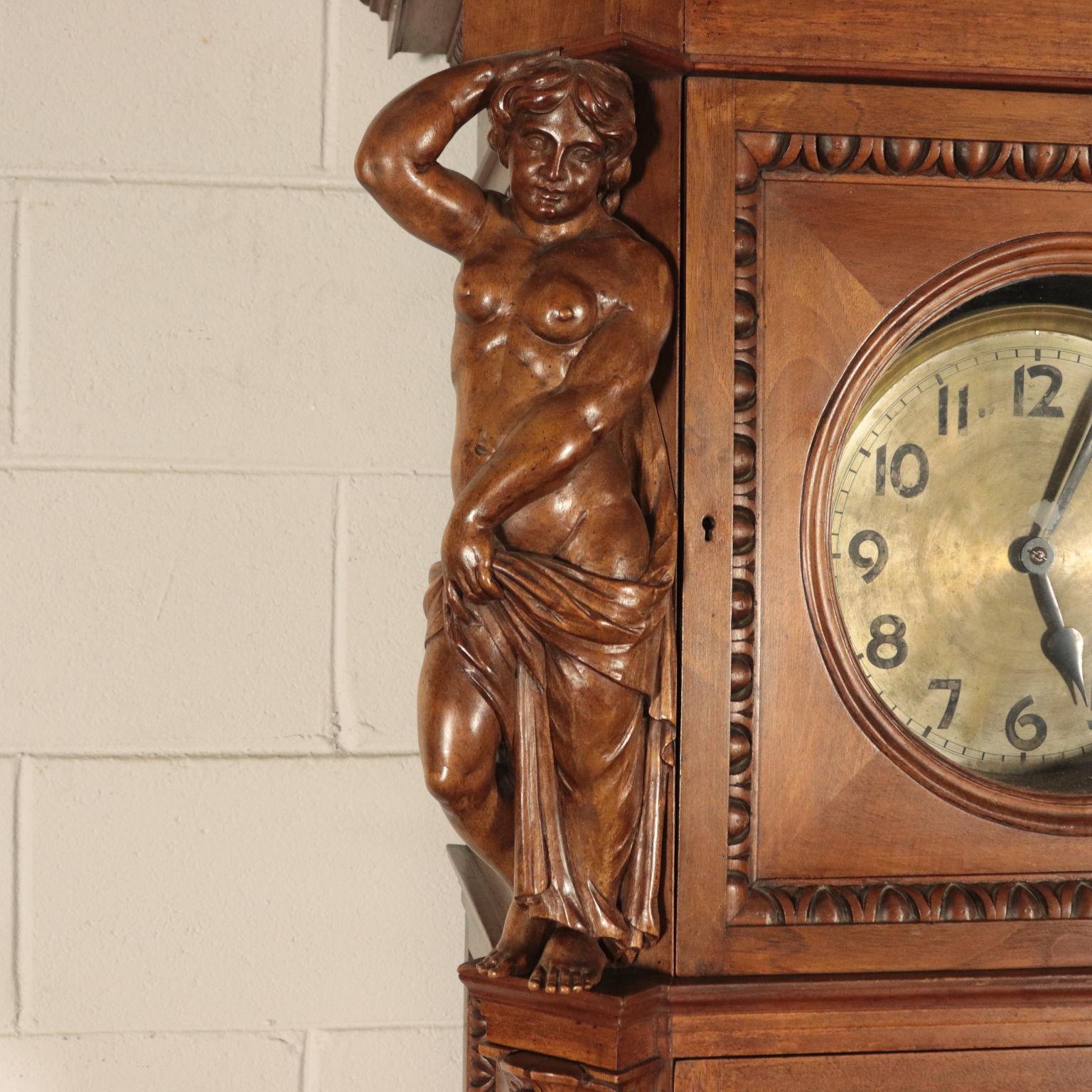Neo-Renaissance Pendulum Clock, Walnut, Italy, 20th Century In Fair Condition In Milano, IT
