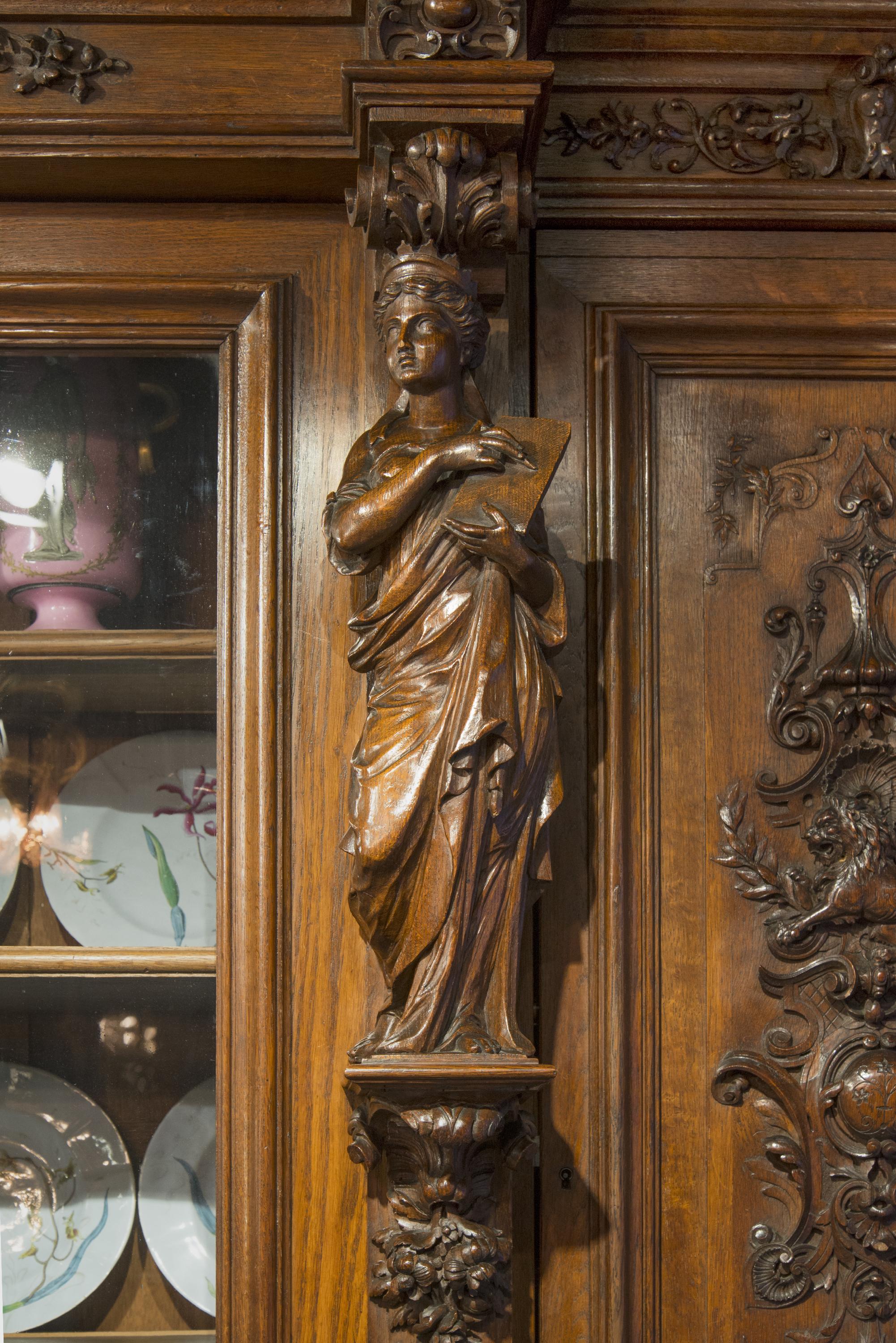 Neo-Renaissance Style Buffet from 19th Century, Richly Carved For Sale 7