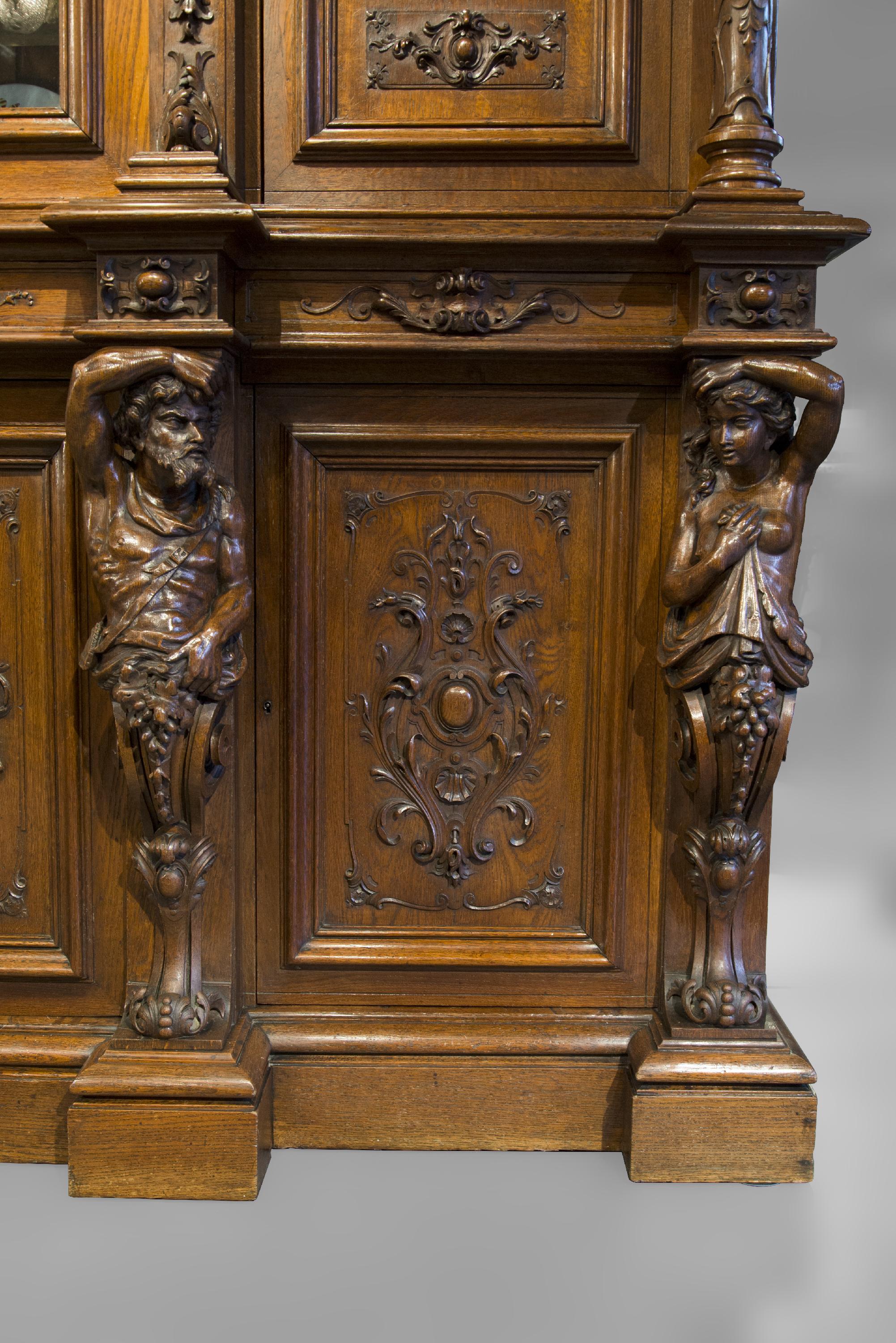 This large Neo-Renaissance style richly carved oak sideboard was made at the end of the 19th century. It is composed of three distinct parts, all decorated with numerous plant arabesques and acanthus leaves. The lower body is adorned with entwined
