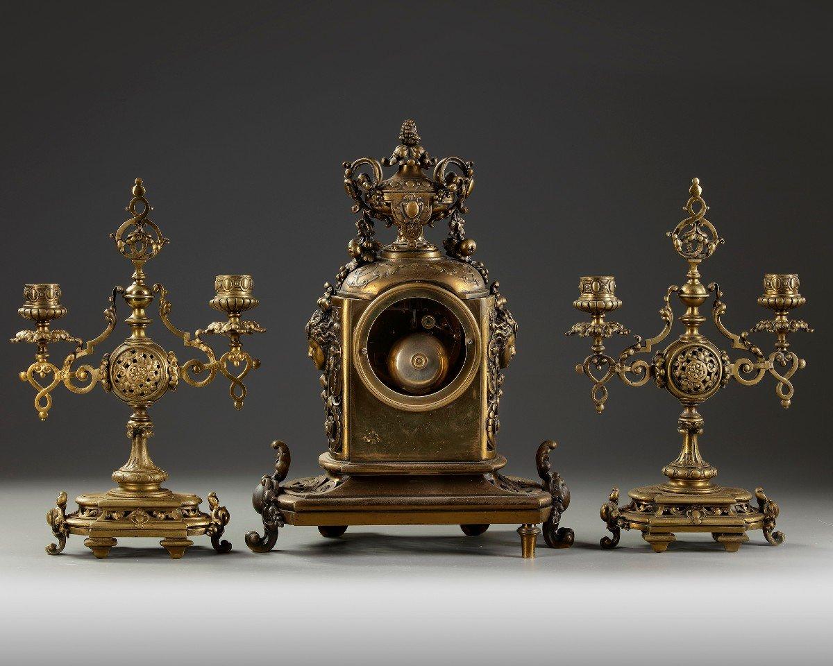 Neo-Renaissance style mantel set 19th century Sicle
Bronze mantel set
Composed of a clock and a pair of candelabras
Napoleon III period
In good general condition
End of the 19th century
Measure: Height: 36cm / 31cm.