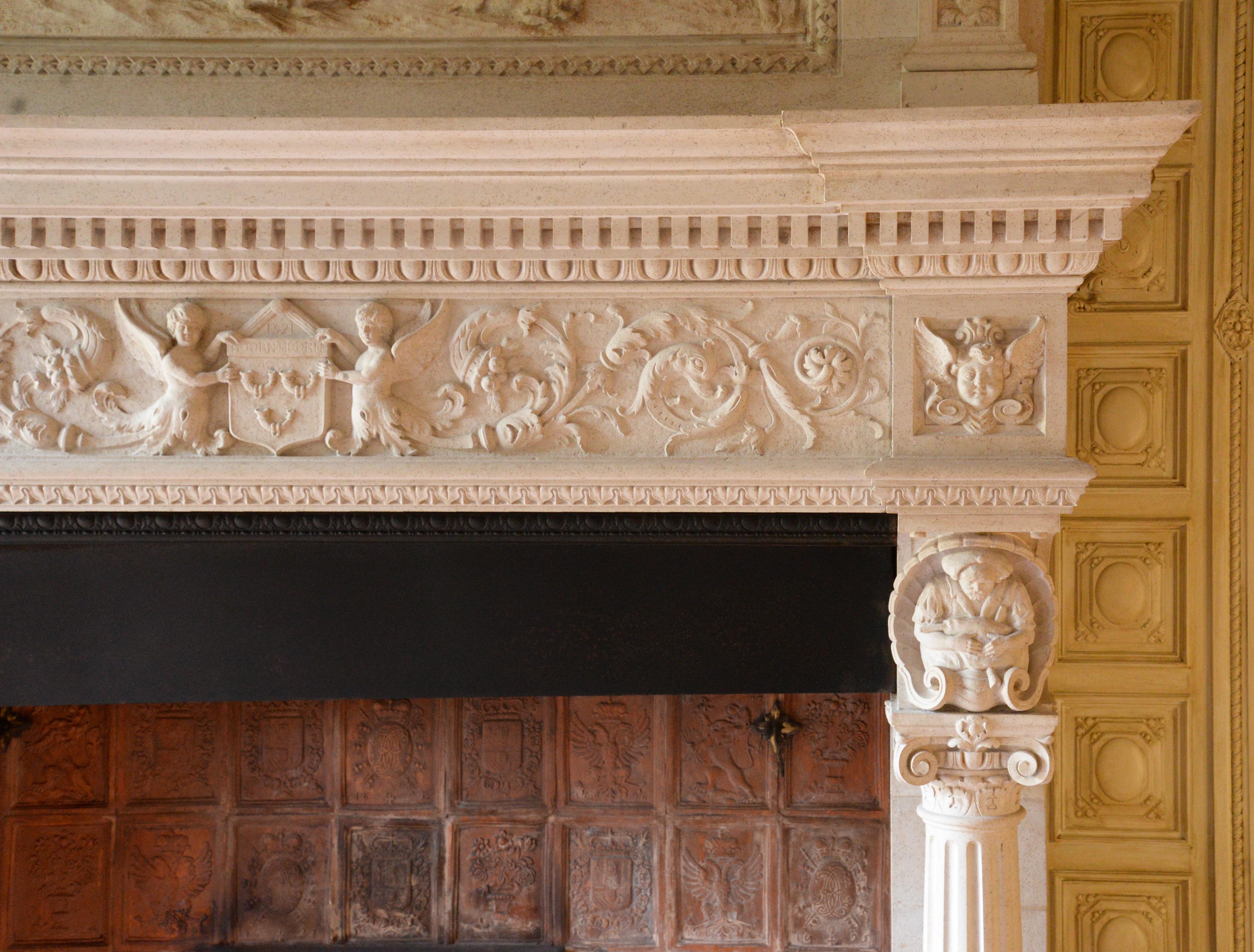 Neo-Renaissance Style Stone Fireplace In Good Condition In SAINT-OUEN-SUR-SEINE, FR