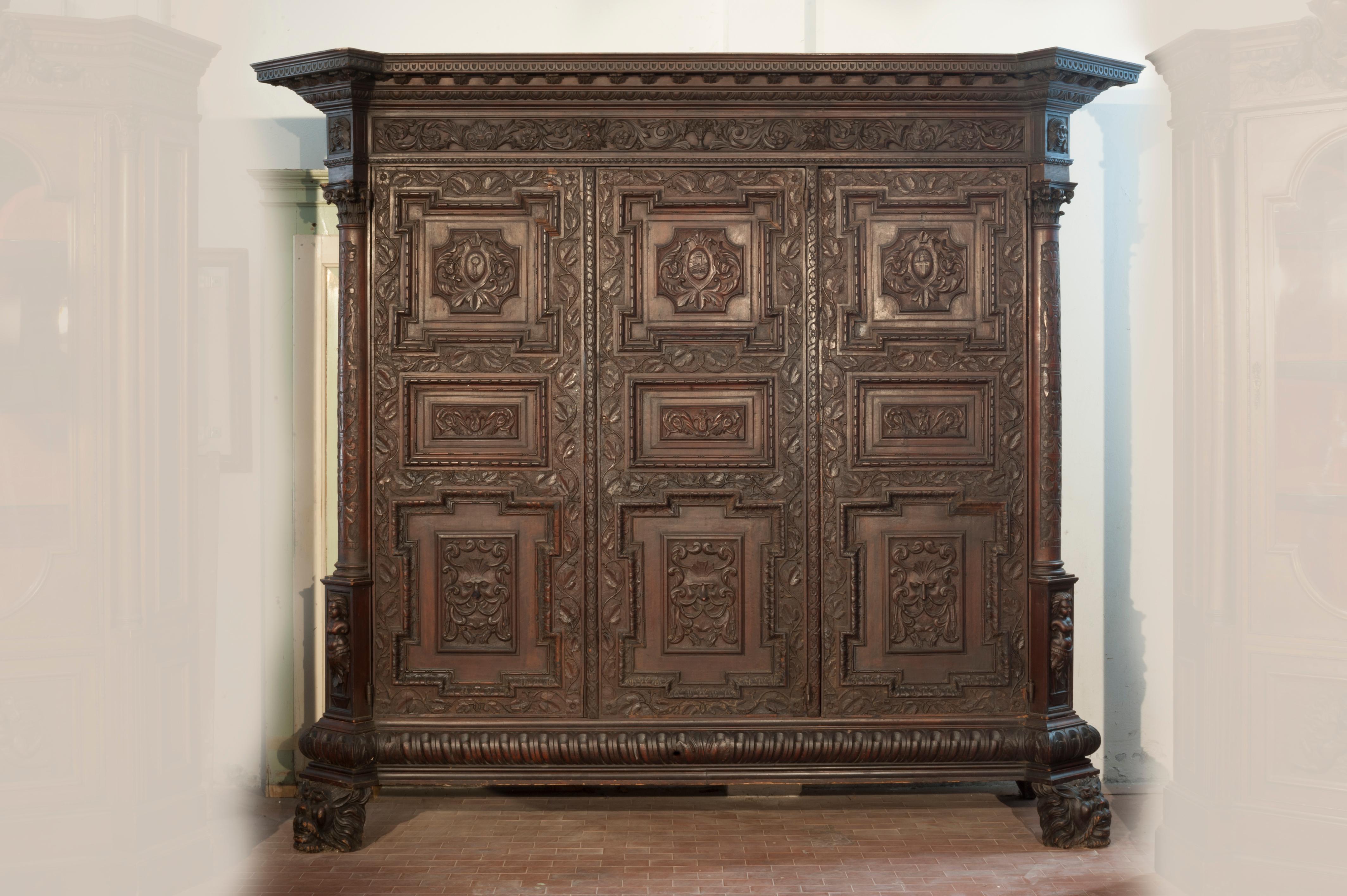 Wardrobe with 3 doors, in renaissance style, enriched with carvings of considerable elaboration and difficulty of execution. Made in France at the end of the 18th century, beginning of the 19th century. From the remarkable scenic result, also thanks