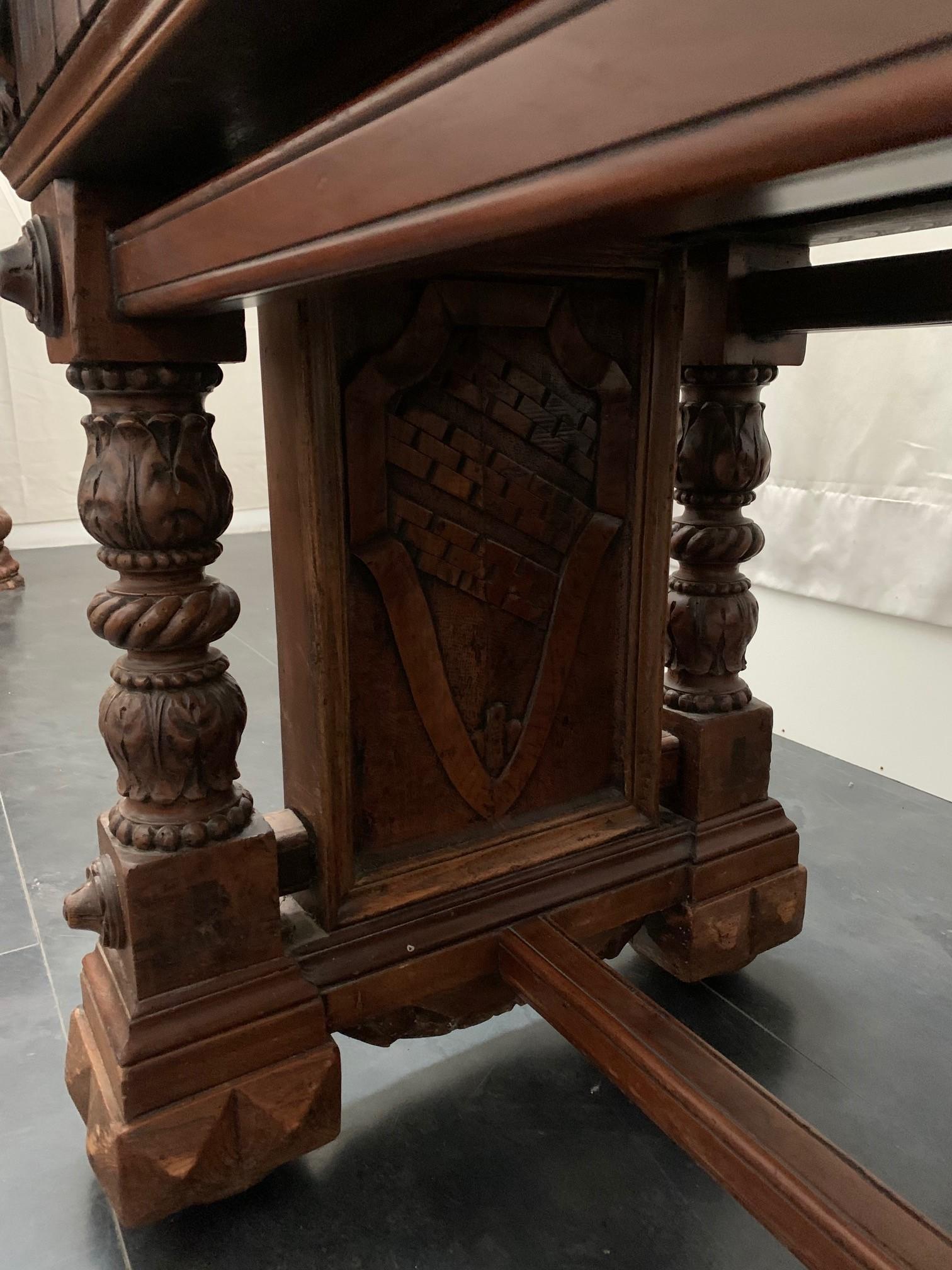Neorenaissance-Tisch aus Nussbaumholz, 1890er Jahre (Spätes 19. Jahrhundert) im Angebot