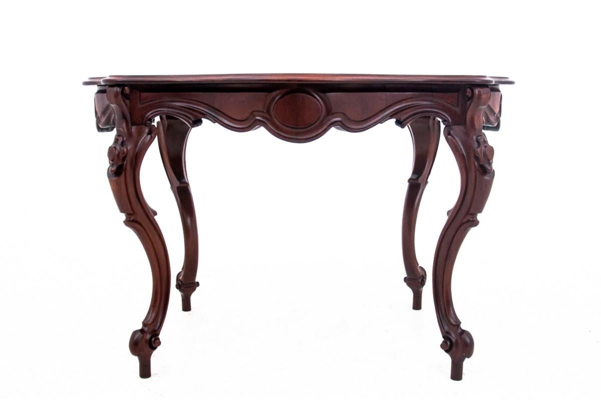 Mesa antigua de estilo Nyrokoko de finales del siglo XIX.

Muebles en muy buen estado, tras una renovación profesional.

Dimensiones: altura 74 cm / anchura 114 cm / profundidad 83 cm