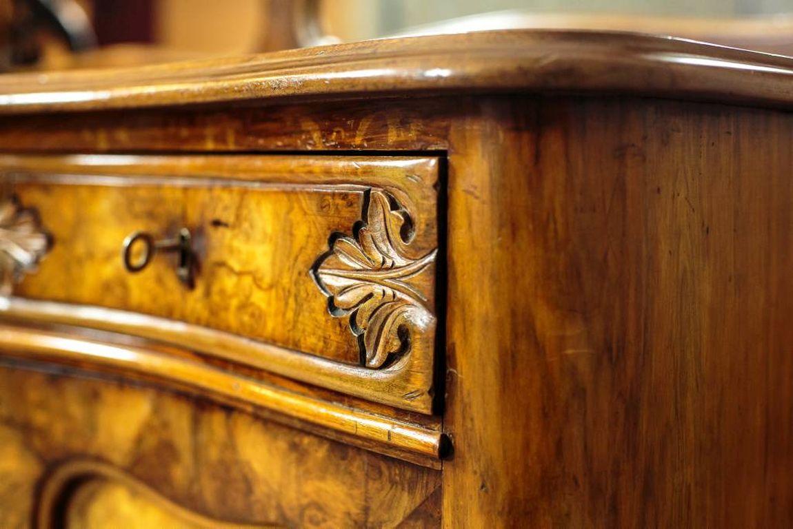 Neo-Rococo Walnut Wood and Veneer Sideboard or Buffet, Circa 1850 In Good Condition For Sale In Opole, PL