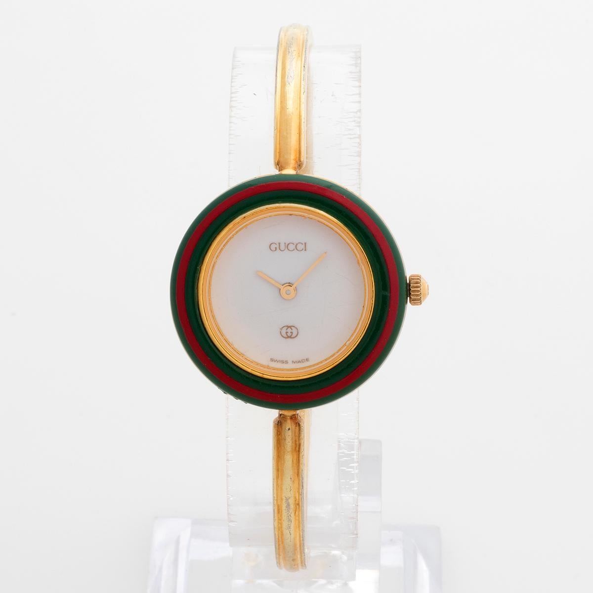 Notre référence Gucci 1100L néo-vintage était l'une des montres pour femmes les plus populaires de la fin des années 1980/90. Avec un boîtier de 26 mm et un bracelet de style bangle en acier plaqué or, la lunette peut être changée (par vissage) pour