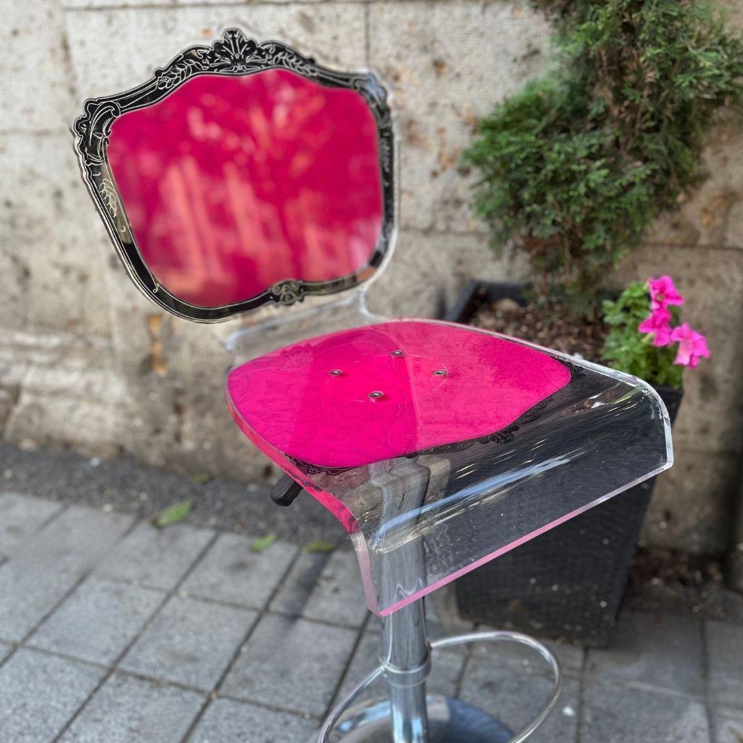 Taburete de banquete de cristal acrílico rosa neobarroco, Acrila 21 Francia Francés en venta