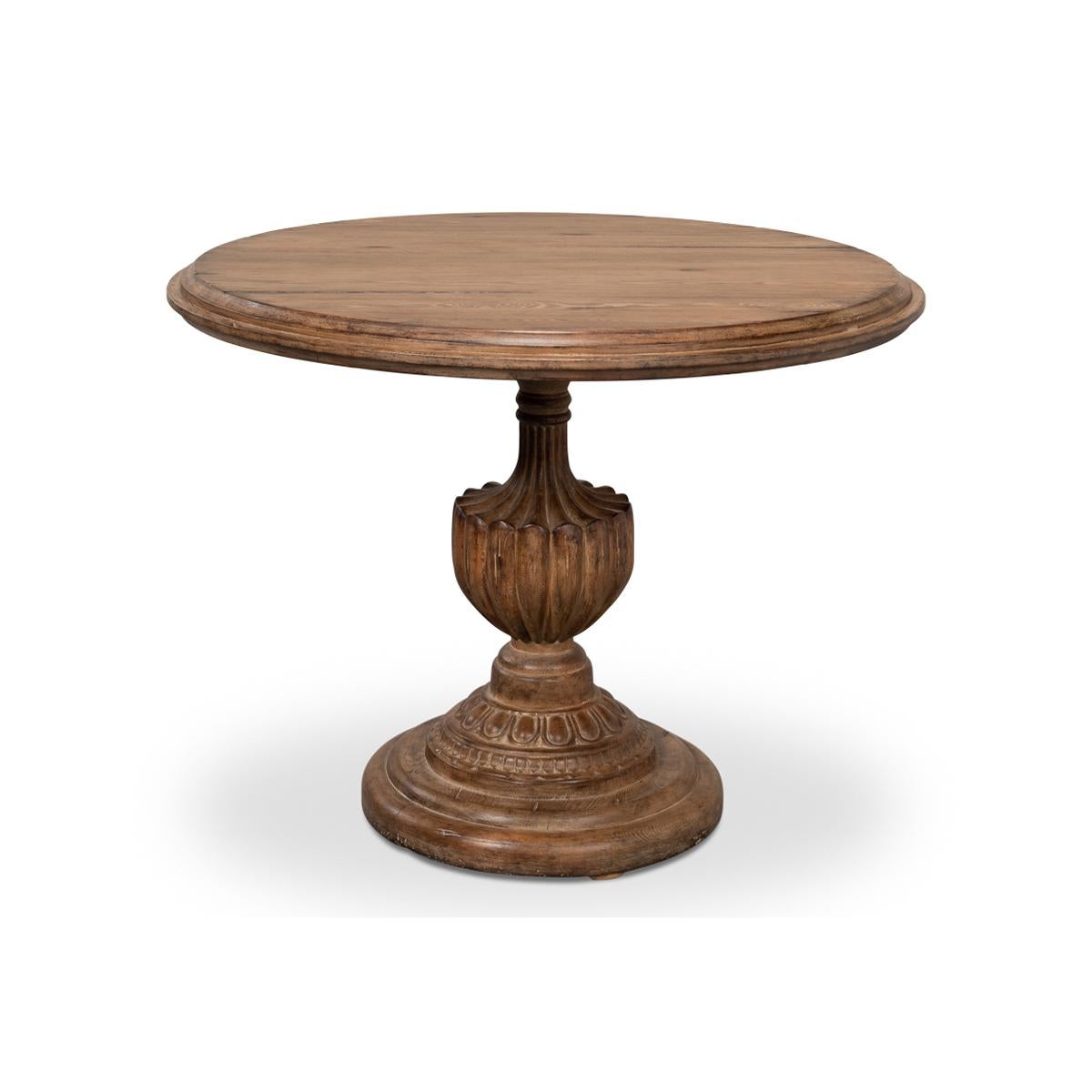 NeoClassic Bistro Tisch, ein Stück, das zeitloses Design und moderne Funktionalität nahtlos miteinander verbindet. Dieser handgefertigte Tisch aus massivem, aufgearbeitetem Kiefernholz zeigt die Schönheit natürlicher Materialien und wertet Ihren