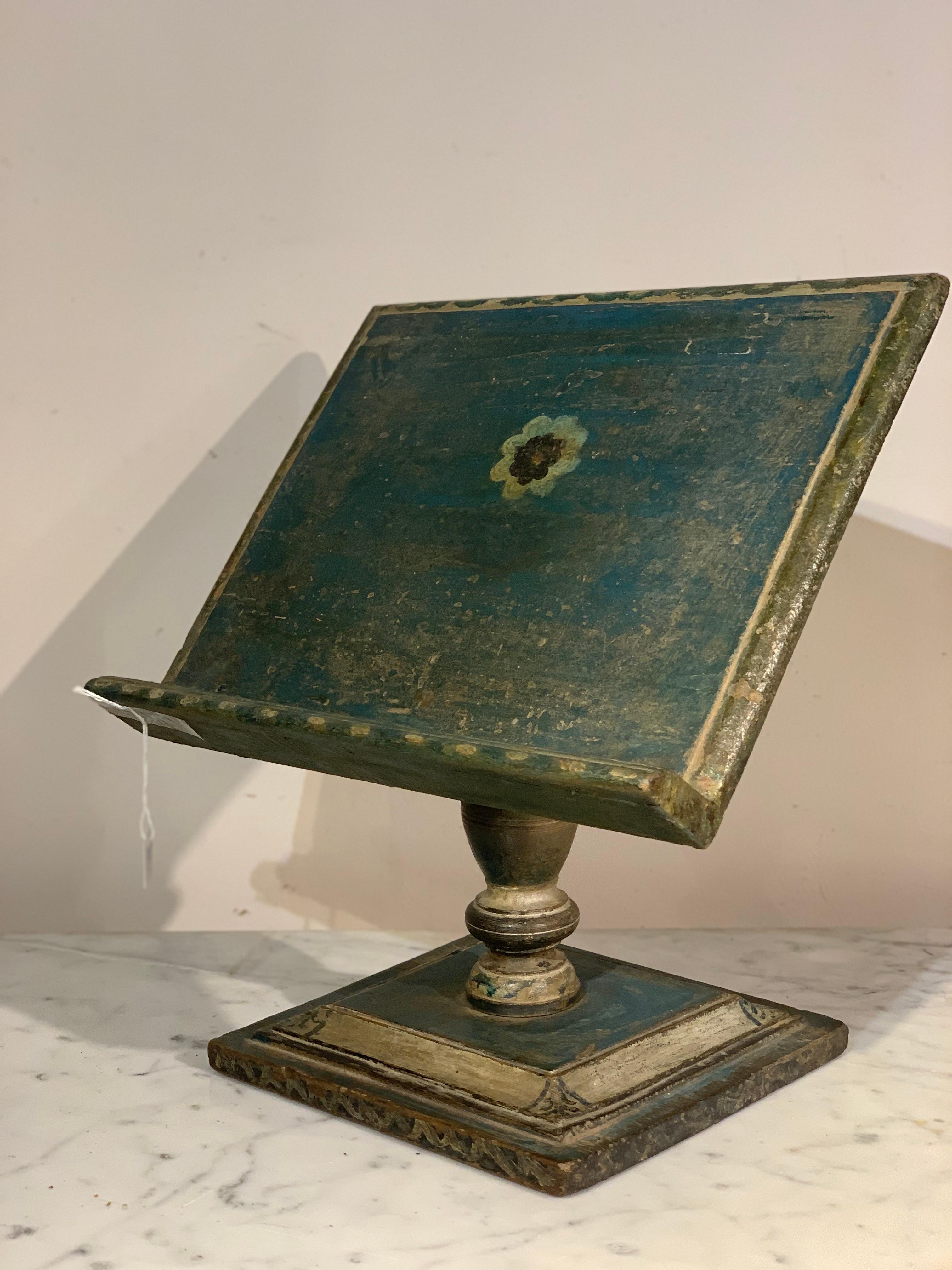 Rare book stand in lacquered wood, colors and decorations typical of the Italian neoclassicism, probably Vatican State 1790