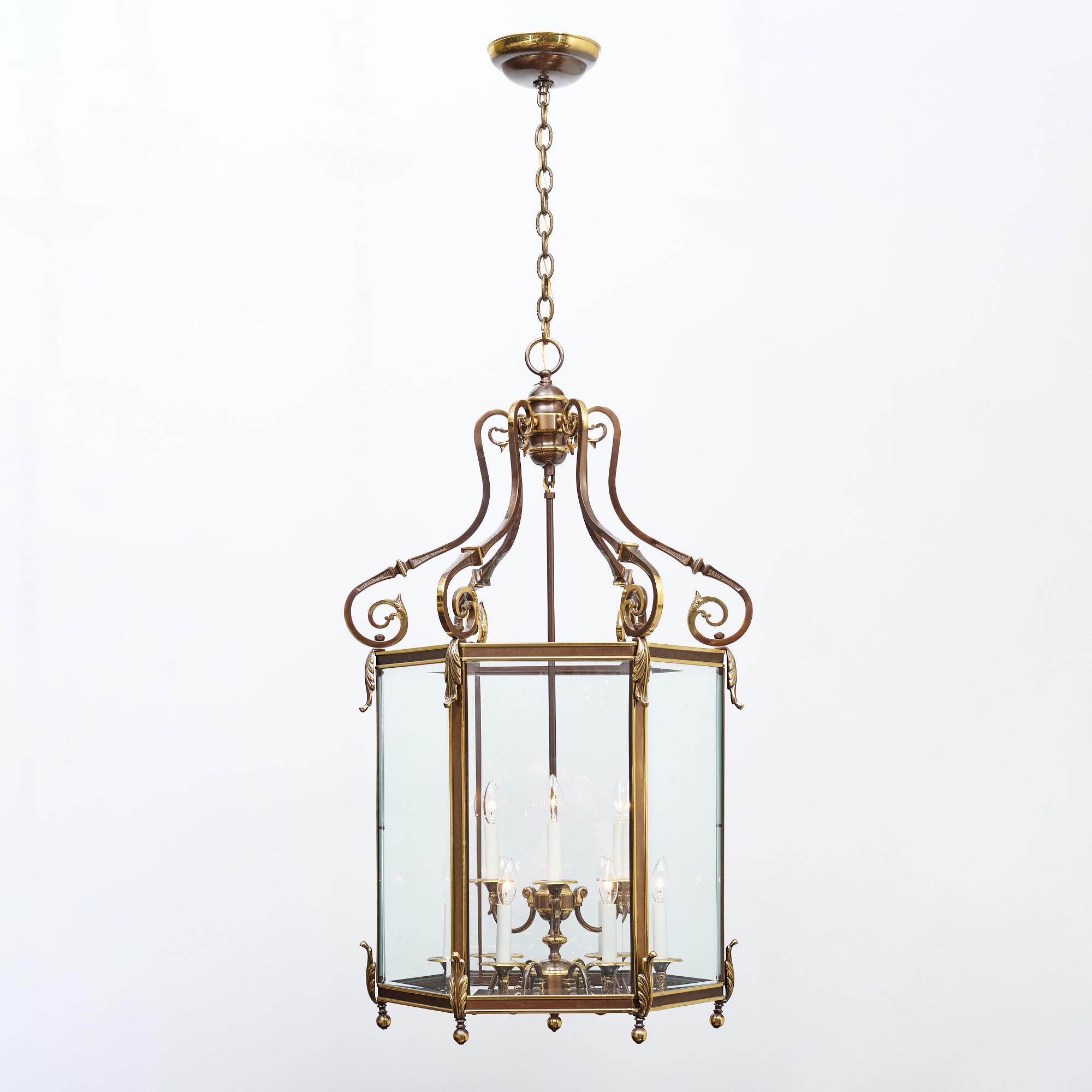 Farol de latón y cristal de la época Art Déco en Francia. Esta luminaria tiene seis lados de cristales con una elaborada estructura de latón Art Decó. Esta luminaria se ha cableado de nuevo para ajustarse a las normas estadounidenses. Está en muy