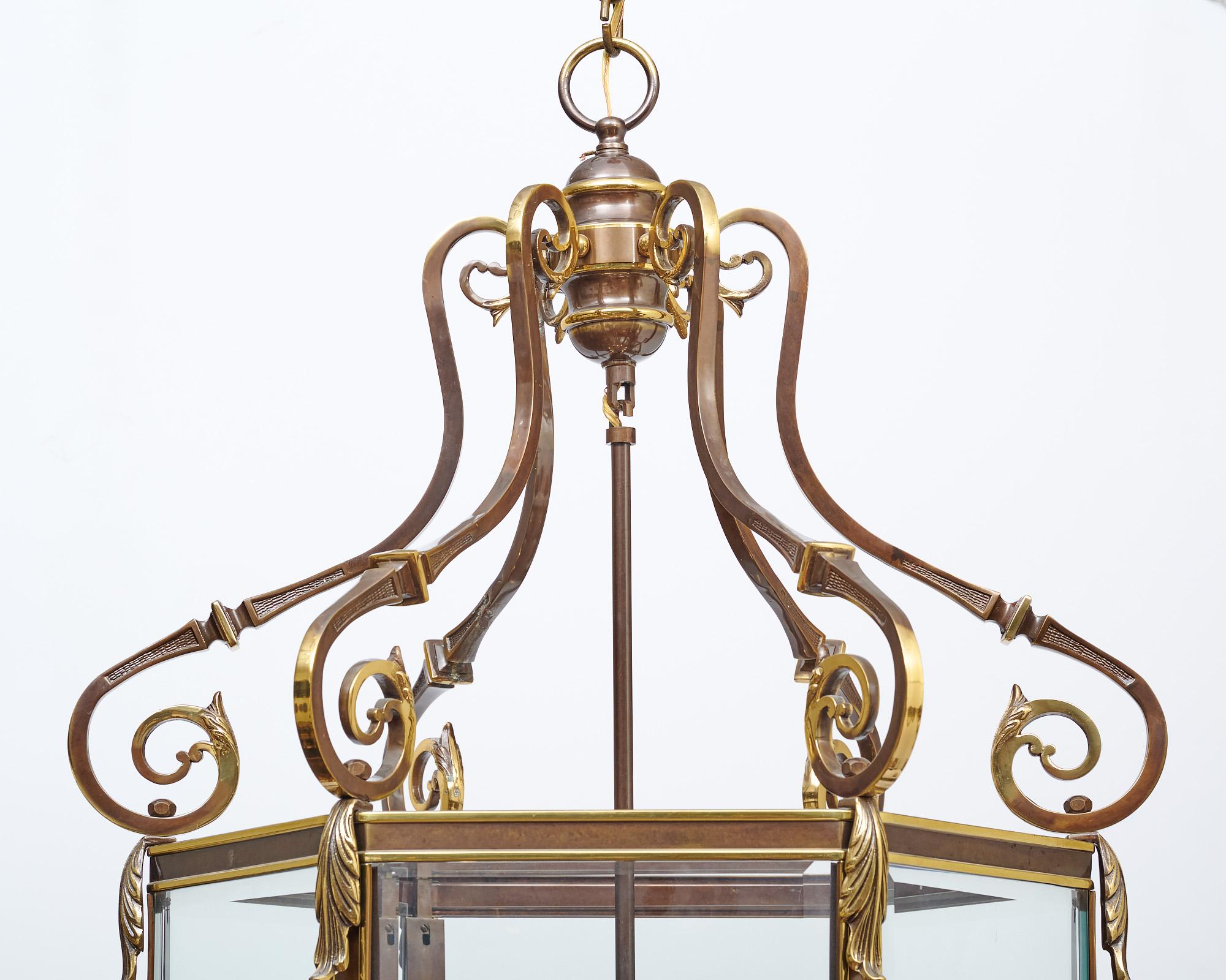 Farol francés neoclásico de latón mediados del siglo XX en venta