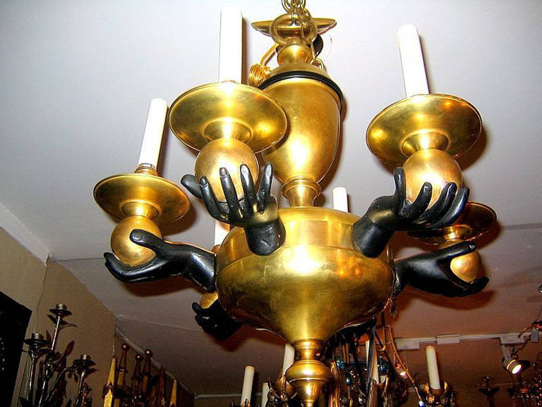 Lampadario neoclassico in bronzo con  Mani In condizioni buone in vendita a New York, NY