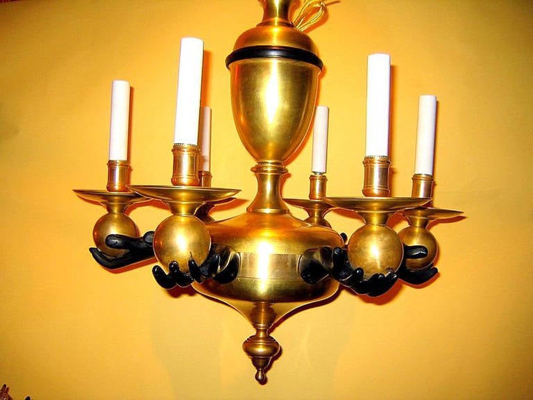 Inizio XX secolo Lampadario neoclassico in bronzo con  Mani in vendita