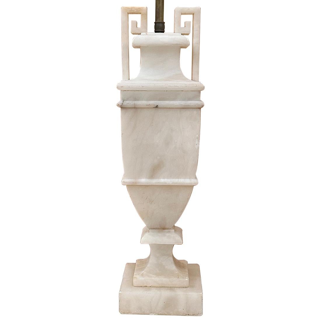 Lampada in alabastro intagliato italiano del 1940 circa, a forma di urna quadrata.

Misure:
Altezza della scocca: 18