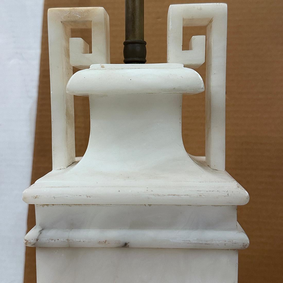 Italiano Lampada in alabastro intagliato neoclassico in vendita
