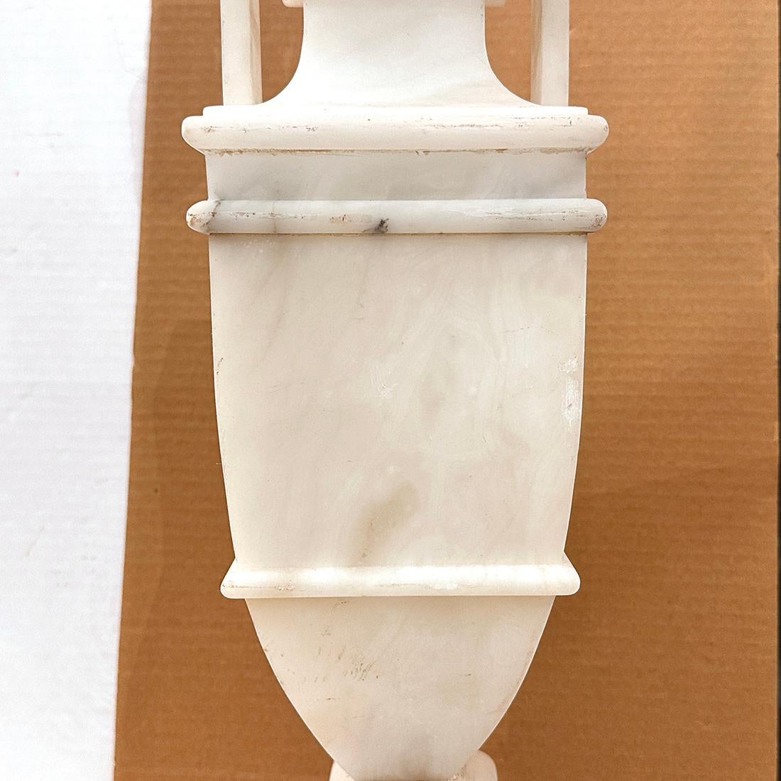 Intagliato Lampada in alabastro intagliato neoclassico in vendita