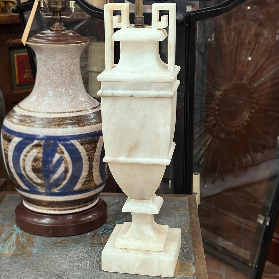 Lampada in alabastro intagliato neoclassico In condizioni buone in vendita a New York, NY
