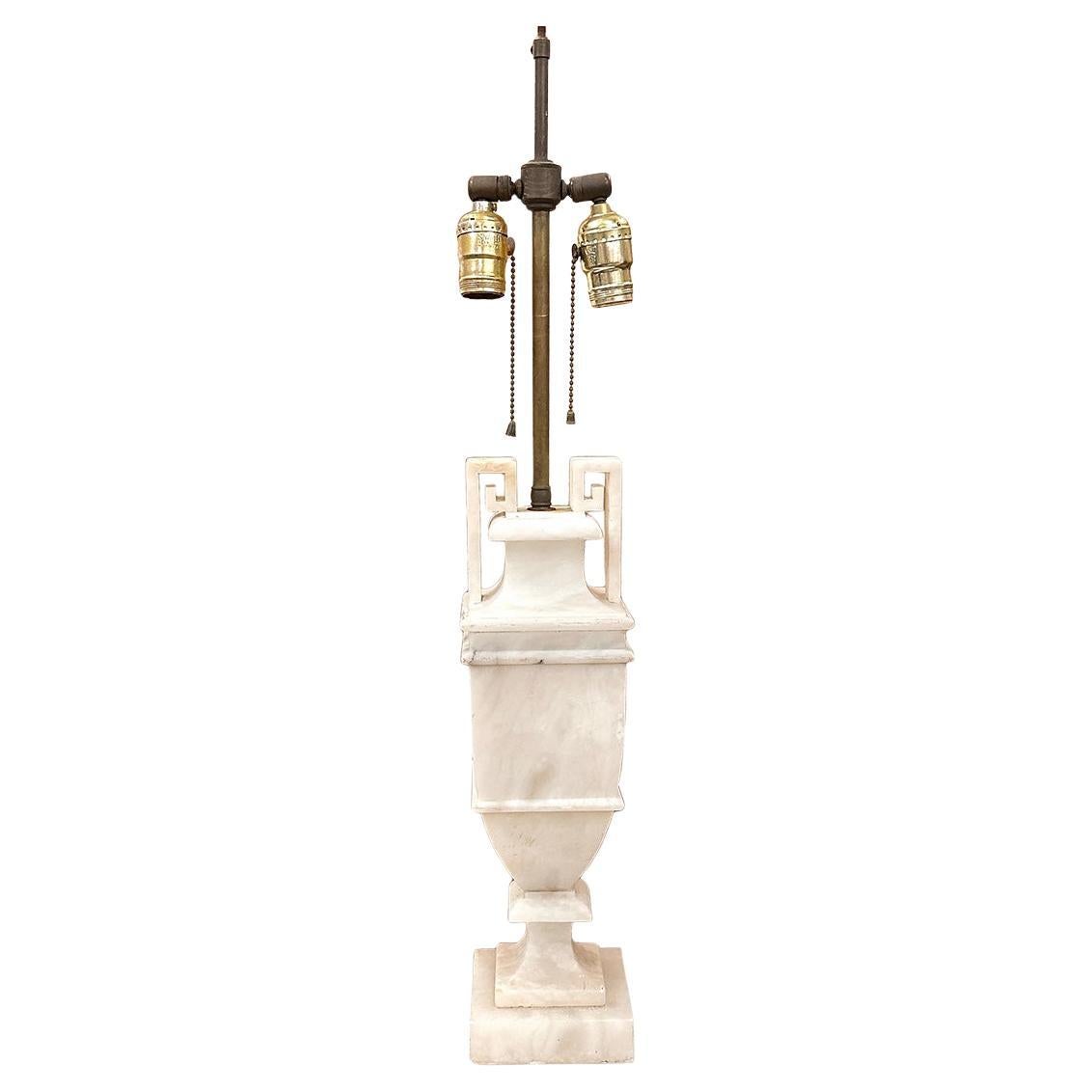 Lampe néoclassique en albâtre sculpté