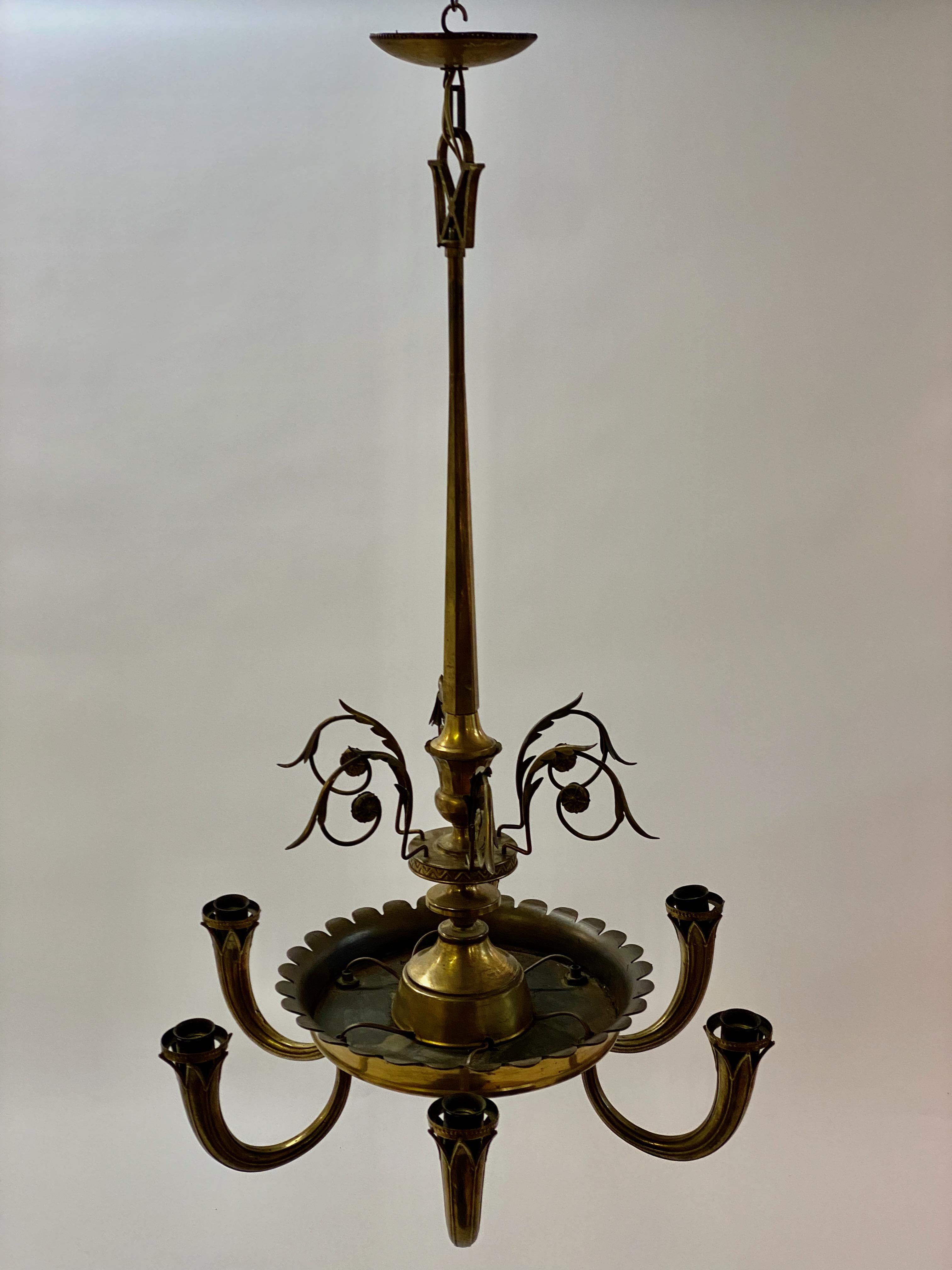 Lampadario neoclassico di Taito Oy - 1920 - 1930 attribuito a Paavo Tynell .

Taito Oy è stata fondata nel 1918.
Le attività dell'azienda sono state avviate l'anno successivo.
Paavo Tynell era il responsabile della carpenteria metallica e si