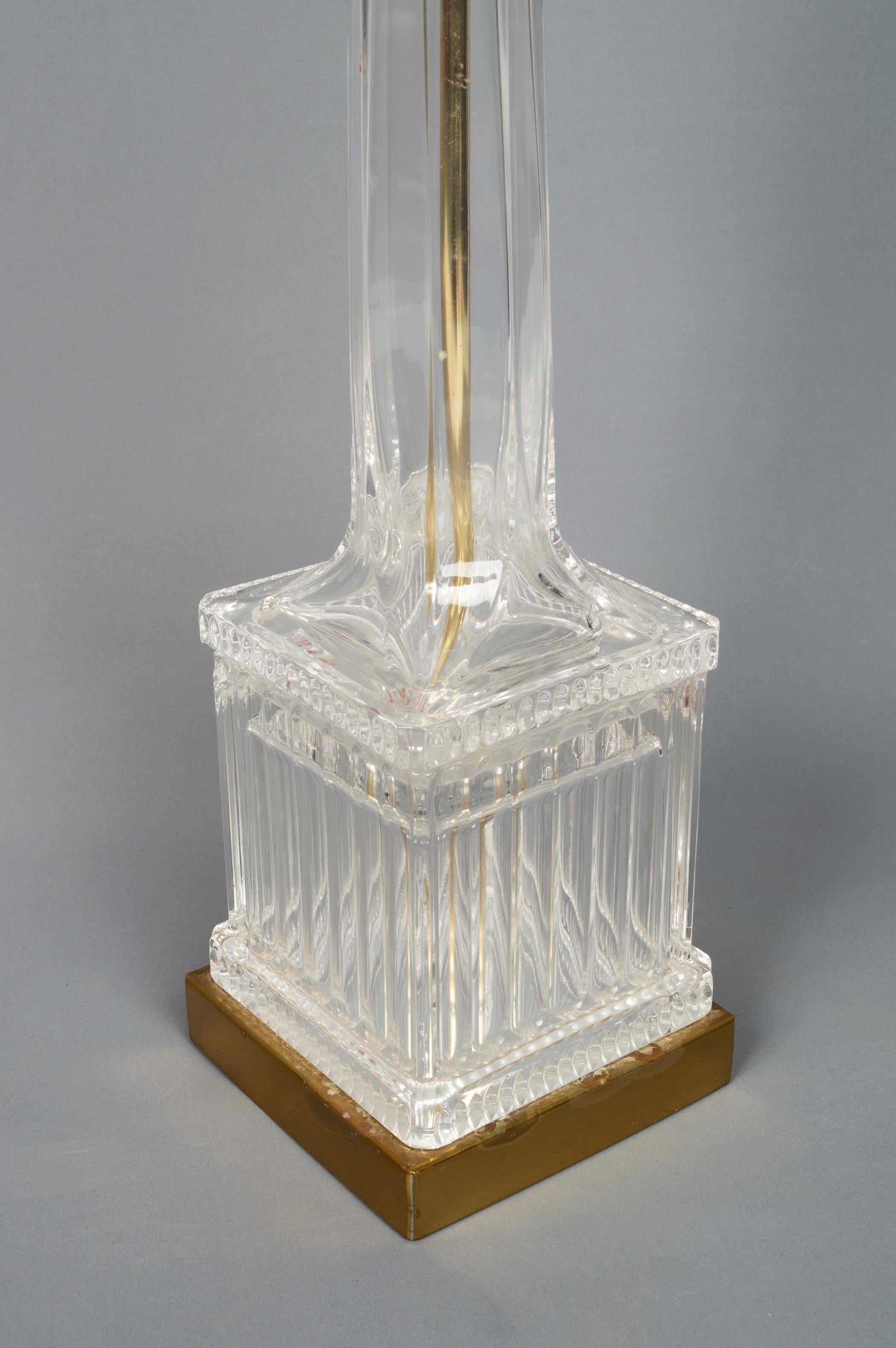Une lampe de style néoclassique en cristal taillé et laiton doré.
 